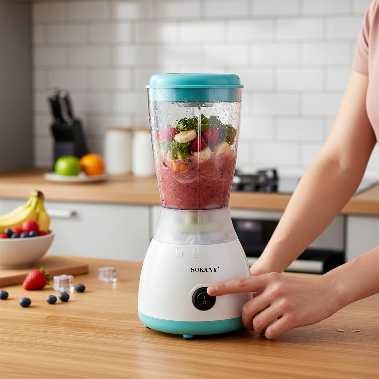 Una persona presiona un botón en una licuadora SOKANY con frutas y verduras.