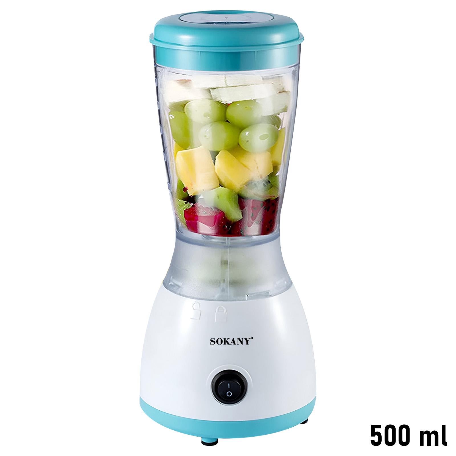 Una licuadora SOKANY blanca y azul llena de frutas cortadas como uvas, piña, kiwi y pitahaya.