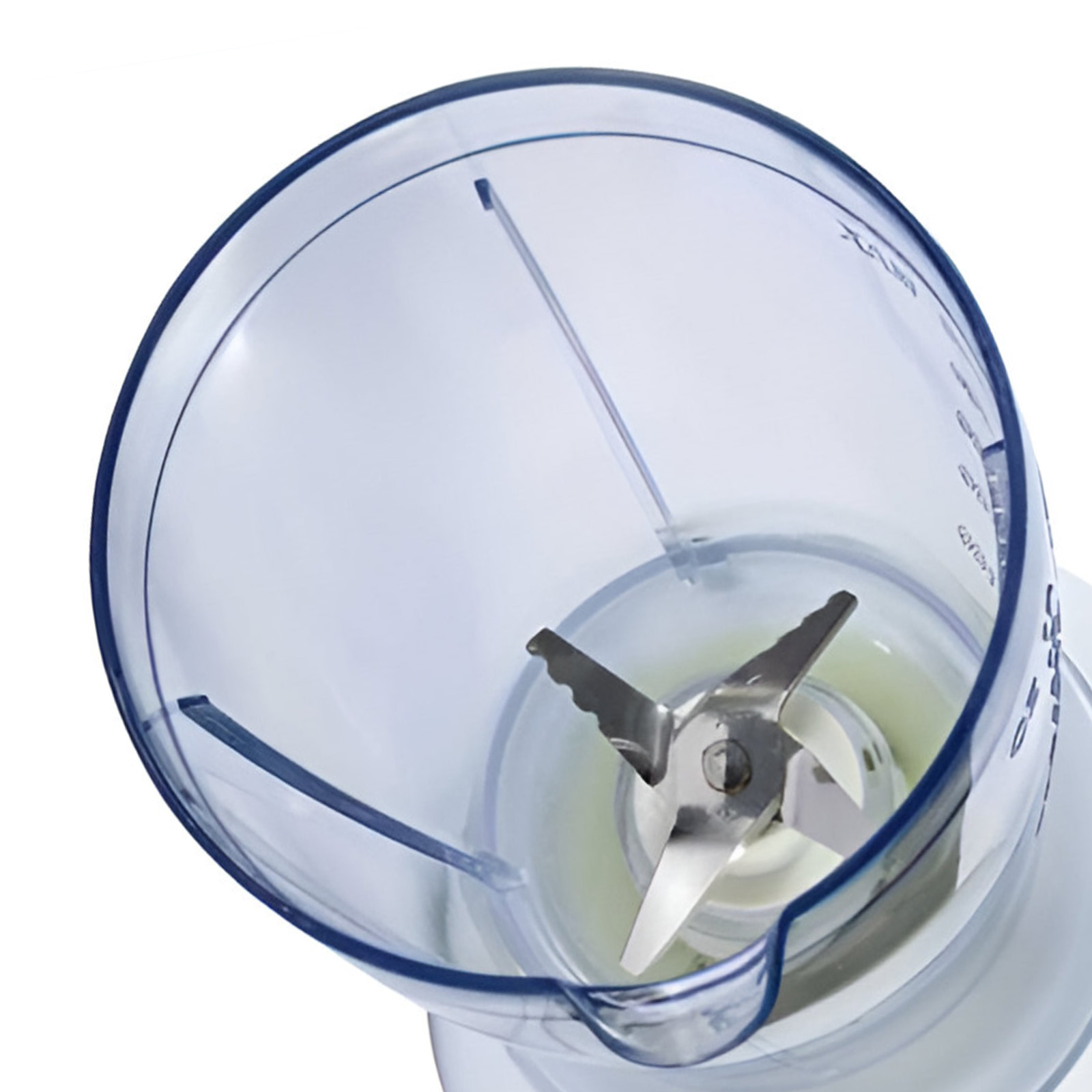 Primer plano de un vaso de licuadora transparente con cuchillas metálicas y marcas.