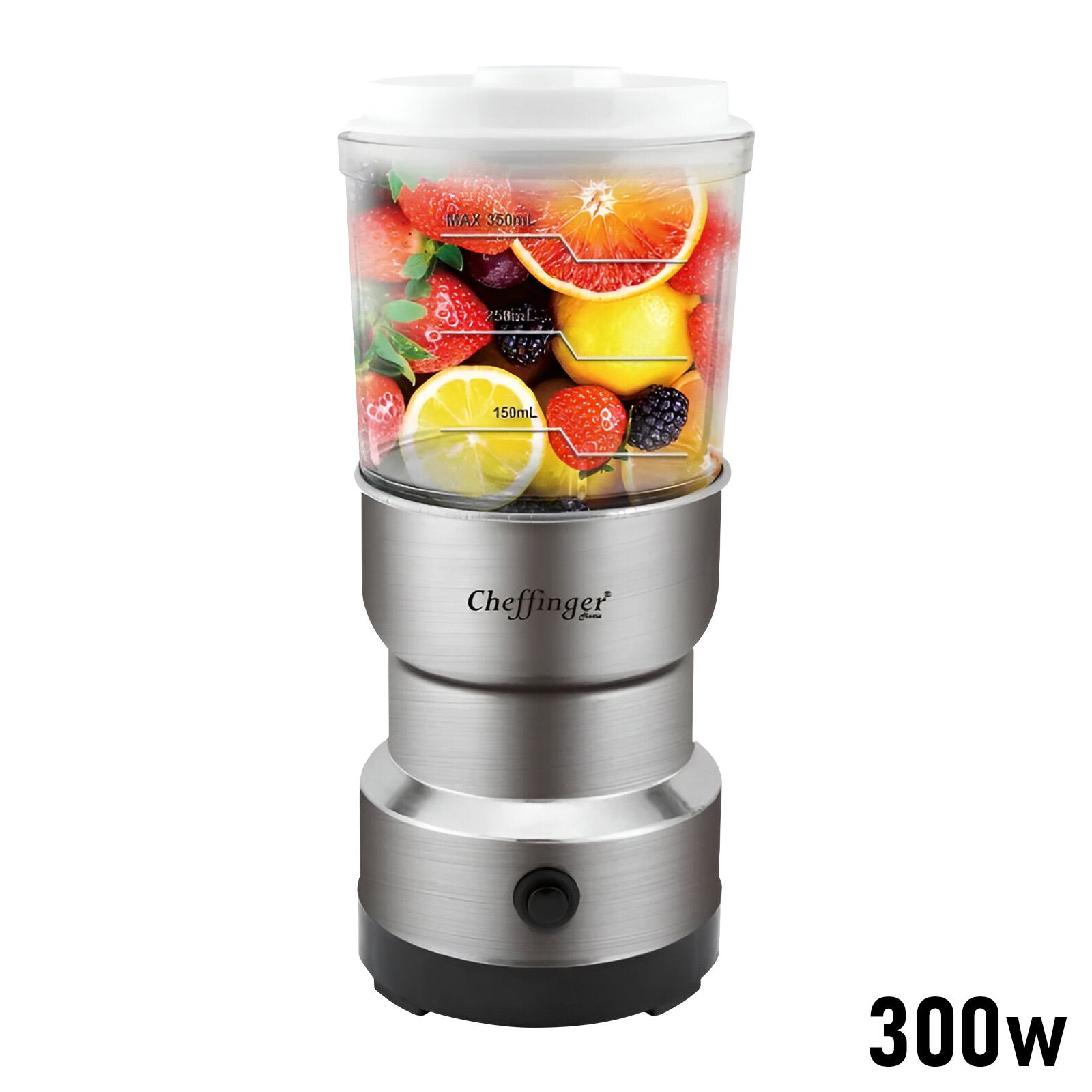 Ein Mixbecher gefüllt mit Erdbeeren, Orangen, Zitronen und Brombeeren. Der Becher hat Messlinien.
