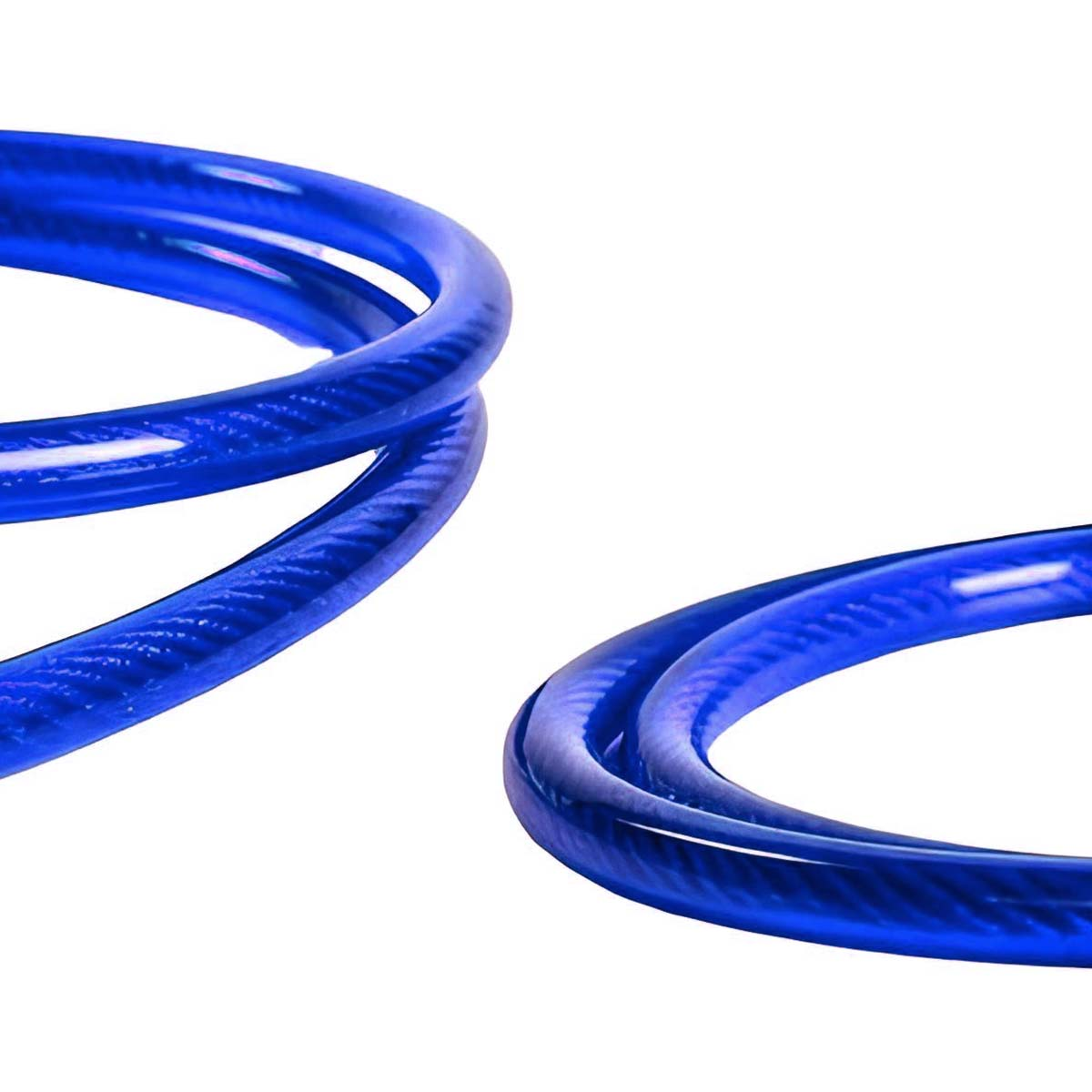 Zwei hellblaue, aufgerollte Kabel auf weißem Hintergrund. Die Kabel haben eine texturierte Oberfläche.