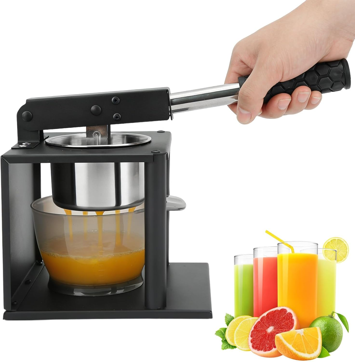 Eine Hand drückt einen Saftpressenhebel und presst Orangensaft in eine Glasschüssel. Daneben sind vier Saftgläser.