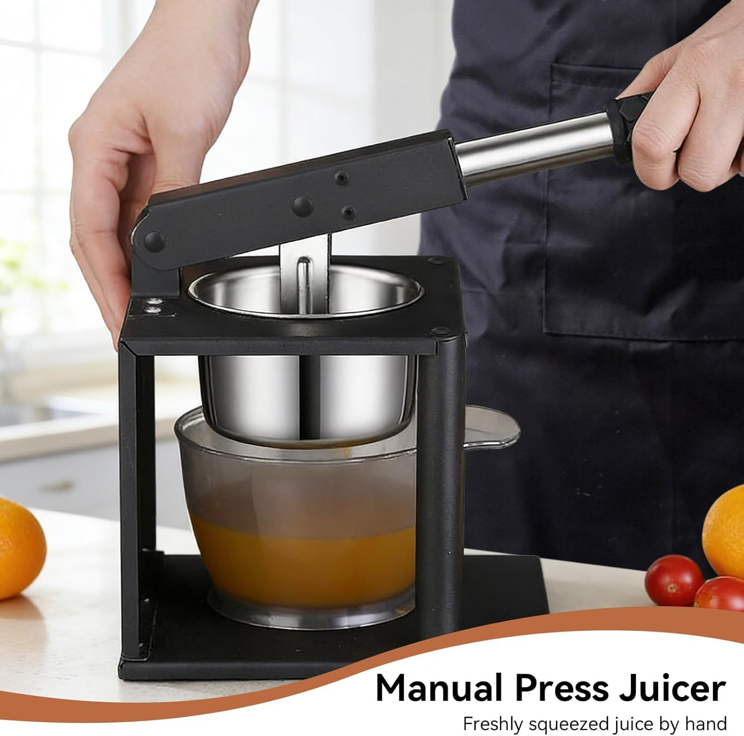 Eine Hand bedient eine manuelle Saftpresse, mit frischem Saft in einer klaren Schale.