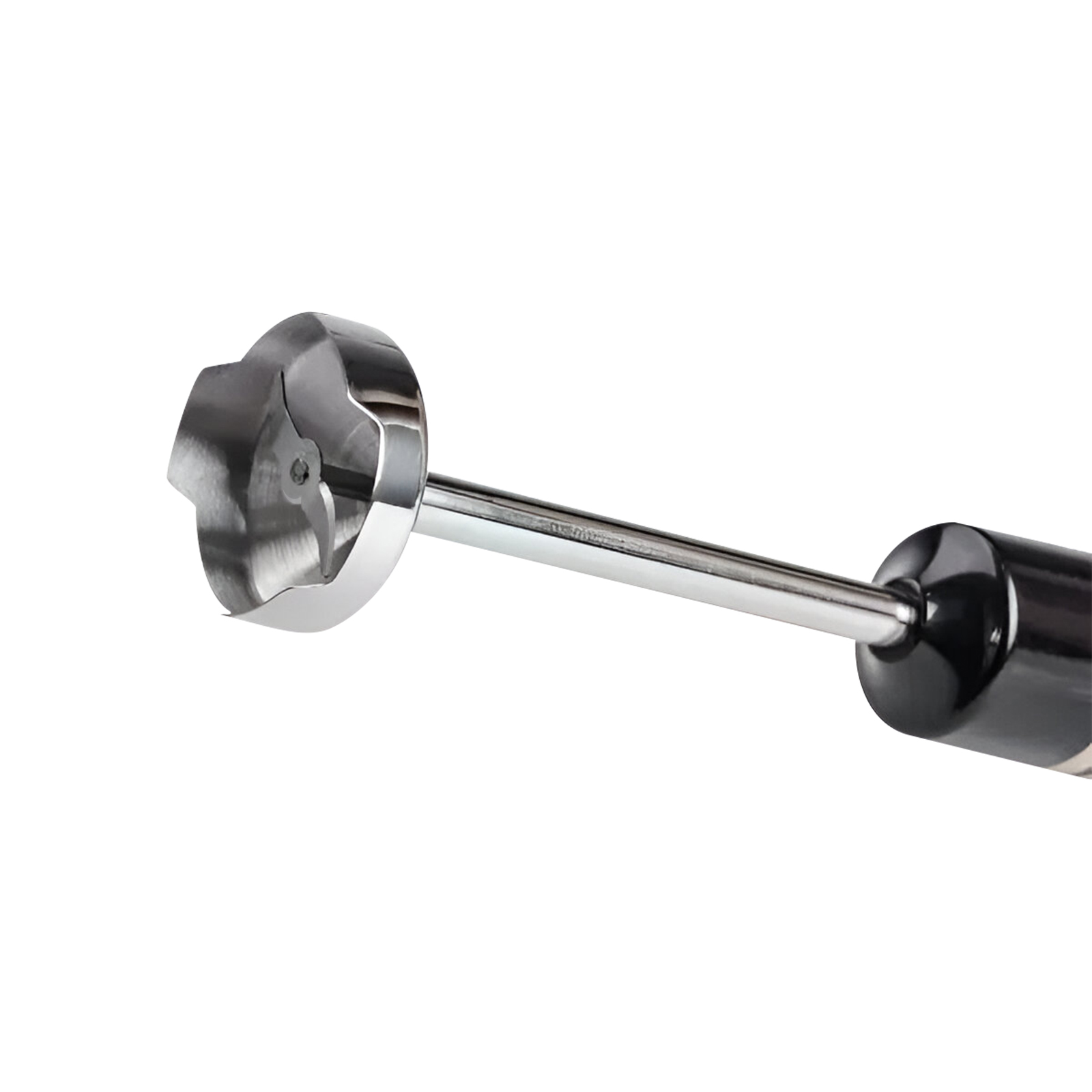 Nahaufnahme des Metallkopfes eines Stabmixers mit Klingen.