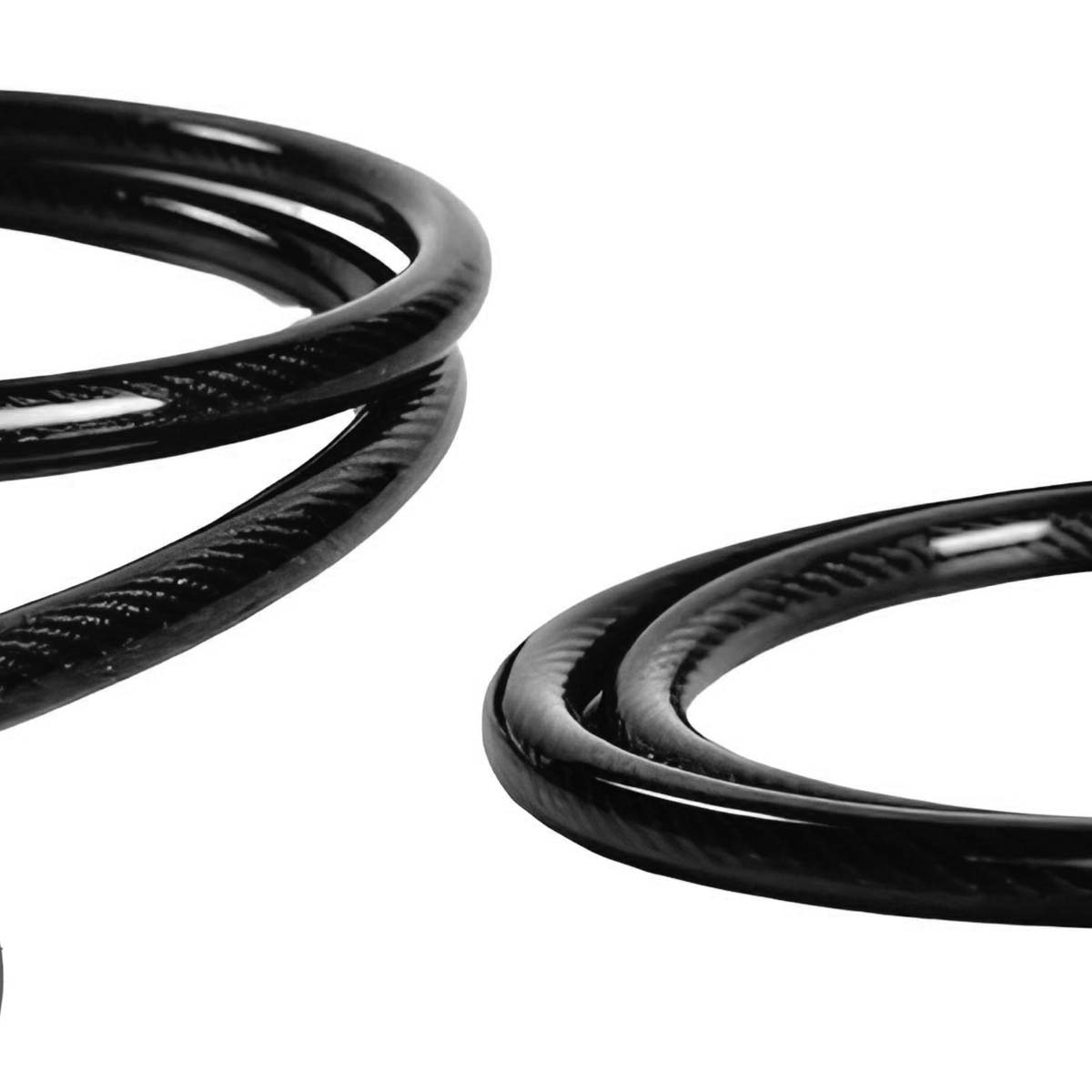 Zwei schwarze, geflochtene Kabel, eng aneinanderliegend, auf weißem Hintergrund.