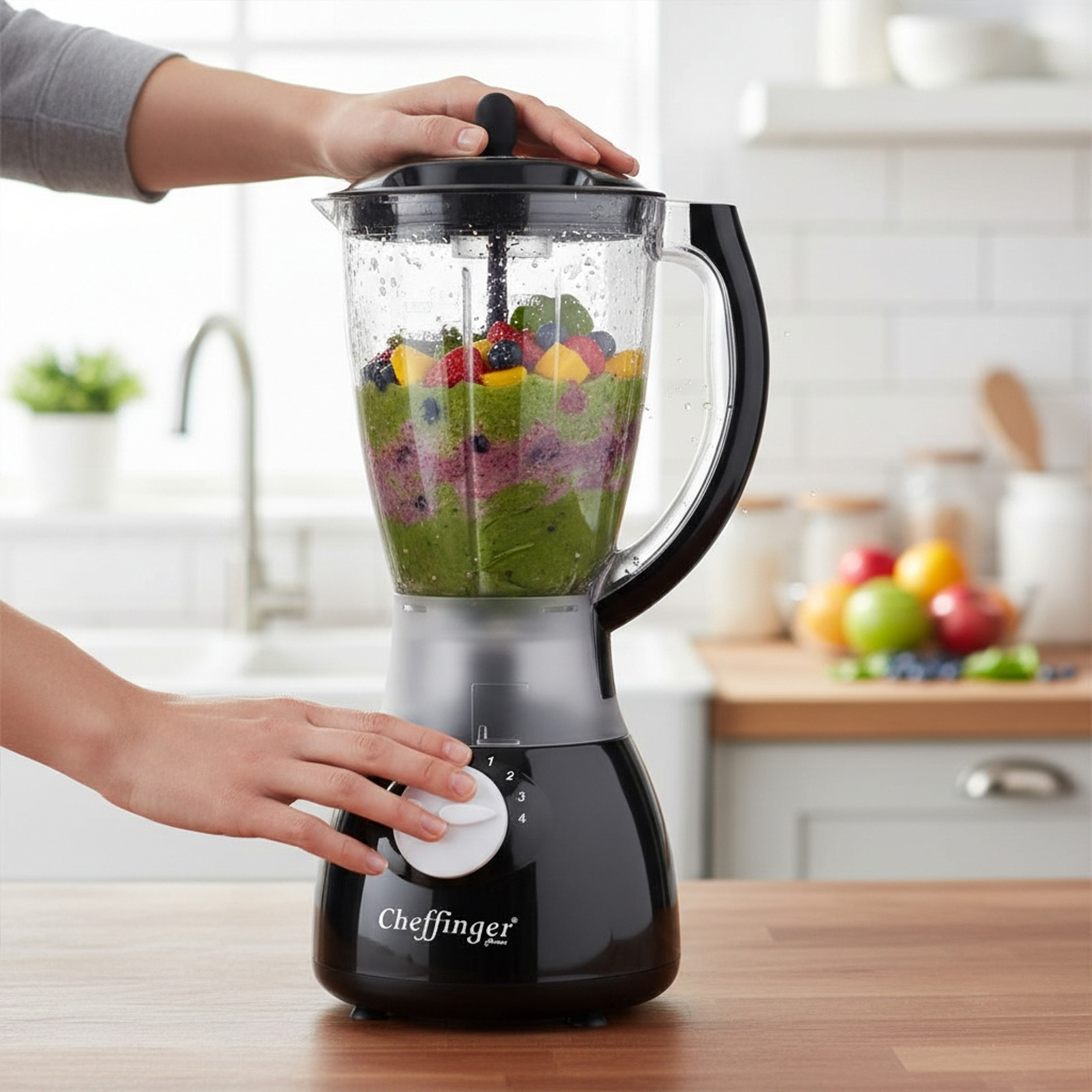 Manos ajustando licuadora con capas de fruta y batido verde.