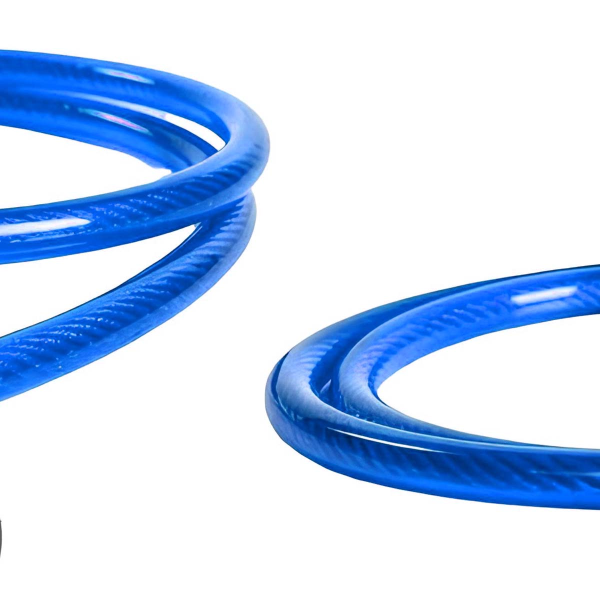Zwei Schlaufen eines leuchtend blauen Spiralkabels auf weißem Hintergrund.