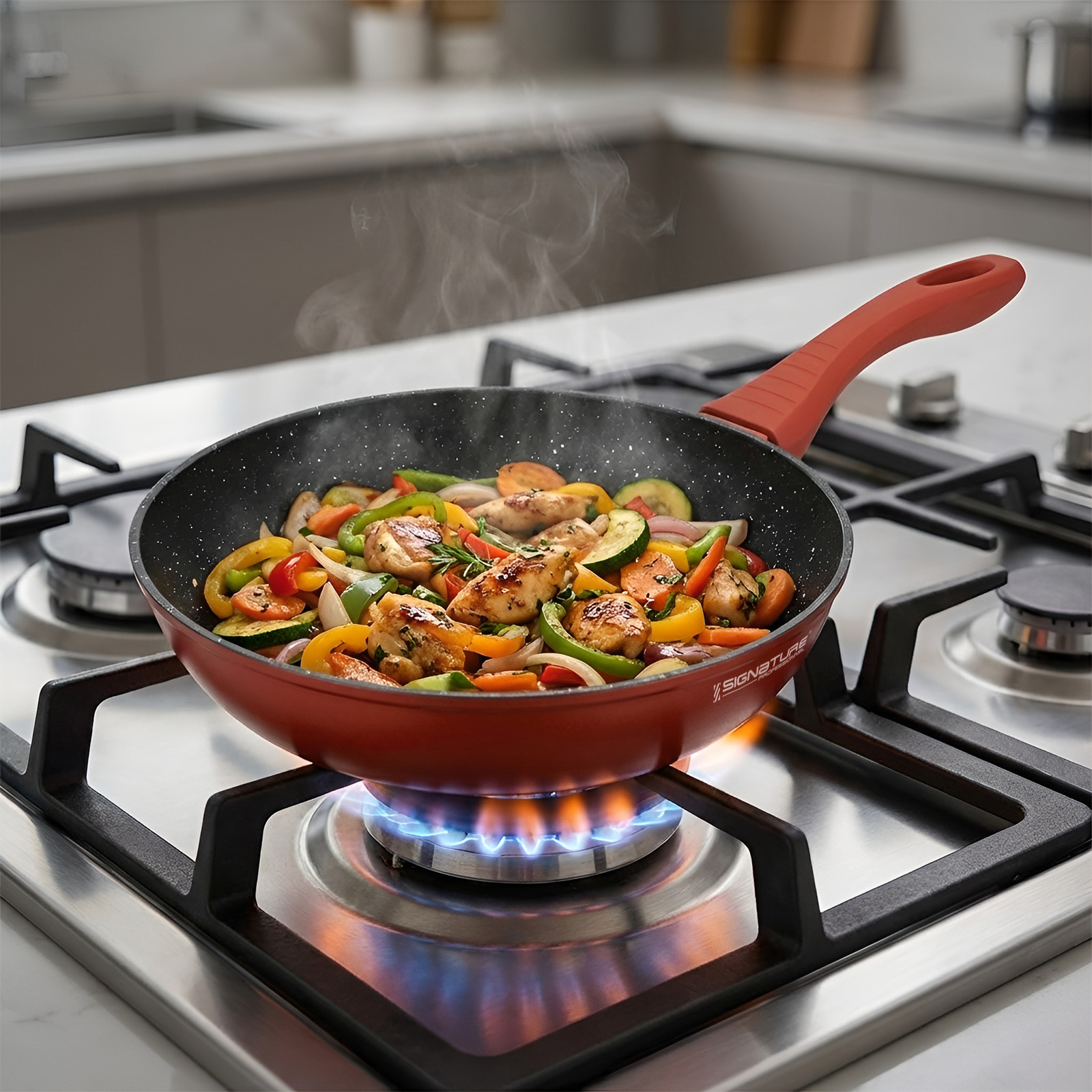 Poulet et légumes colorés sautés dans une poêle rouge sur une cuisinière à gaz.