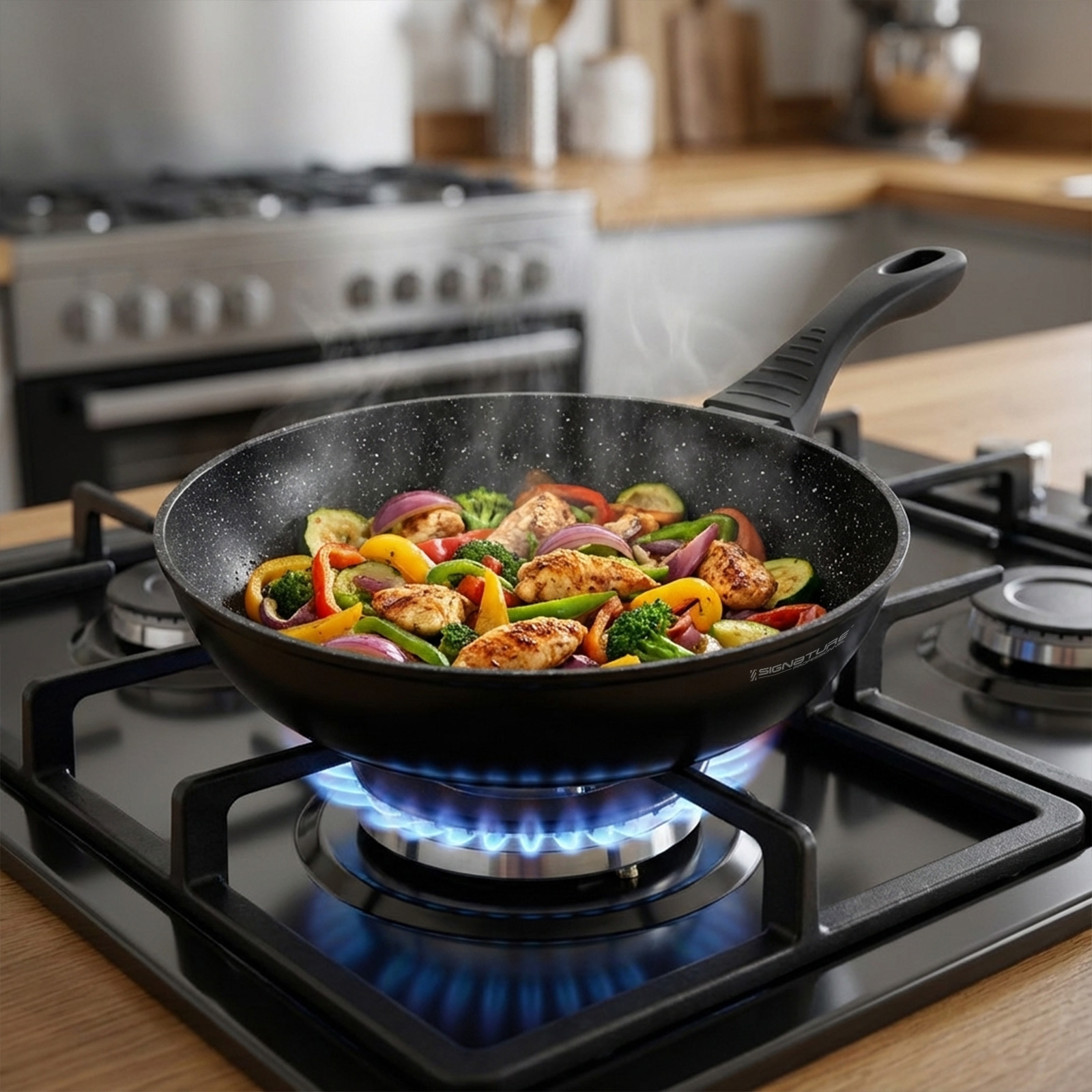 Poulet et légumes colorés sautés dans une poêle sur une flamme de gaz bleue.