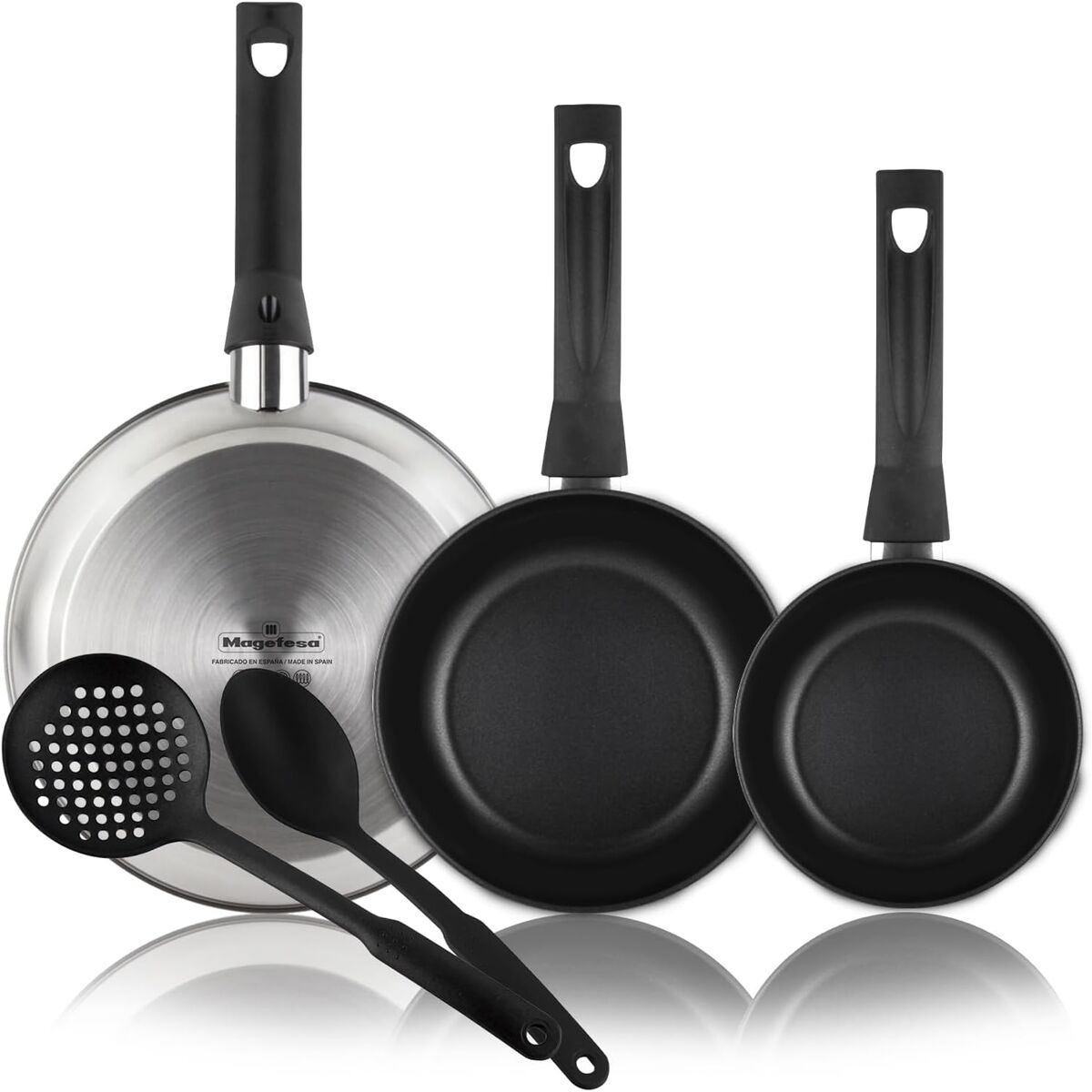 Tres utensilios de cocina: una sartén de acero inoxidable, dos sartenes antiadherentes y dos.