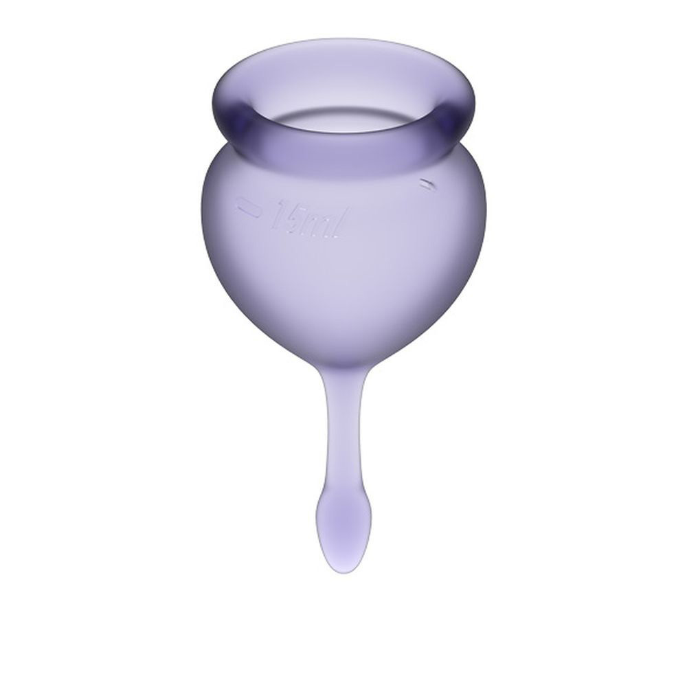 Przezroczysty, lawendowy kubeczek menstruacyjny ze stemplem i oznaczeniem 15 ml.