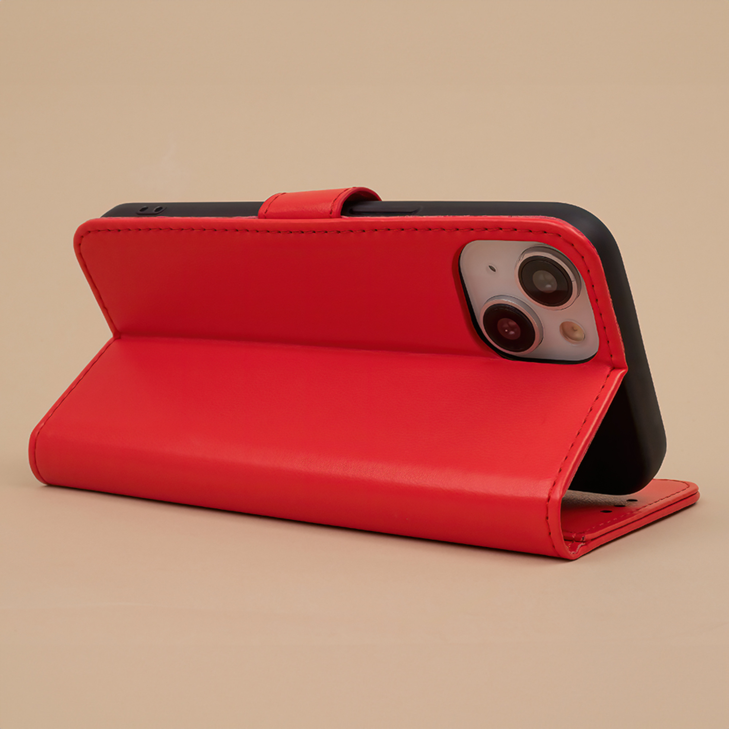 Eine rote Leder-iPhone-Hülle ist geöffnet und zeigt die Kamera und den schwarzen Rand des Telefons.