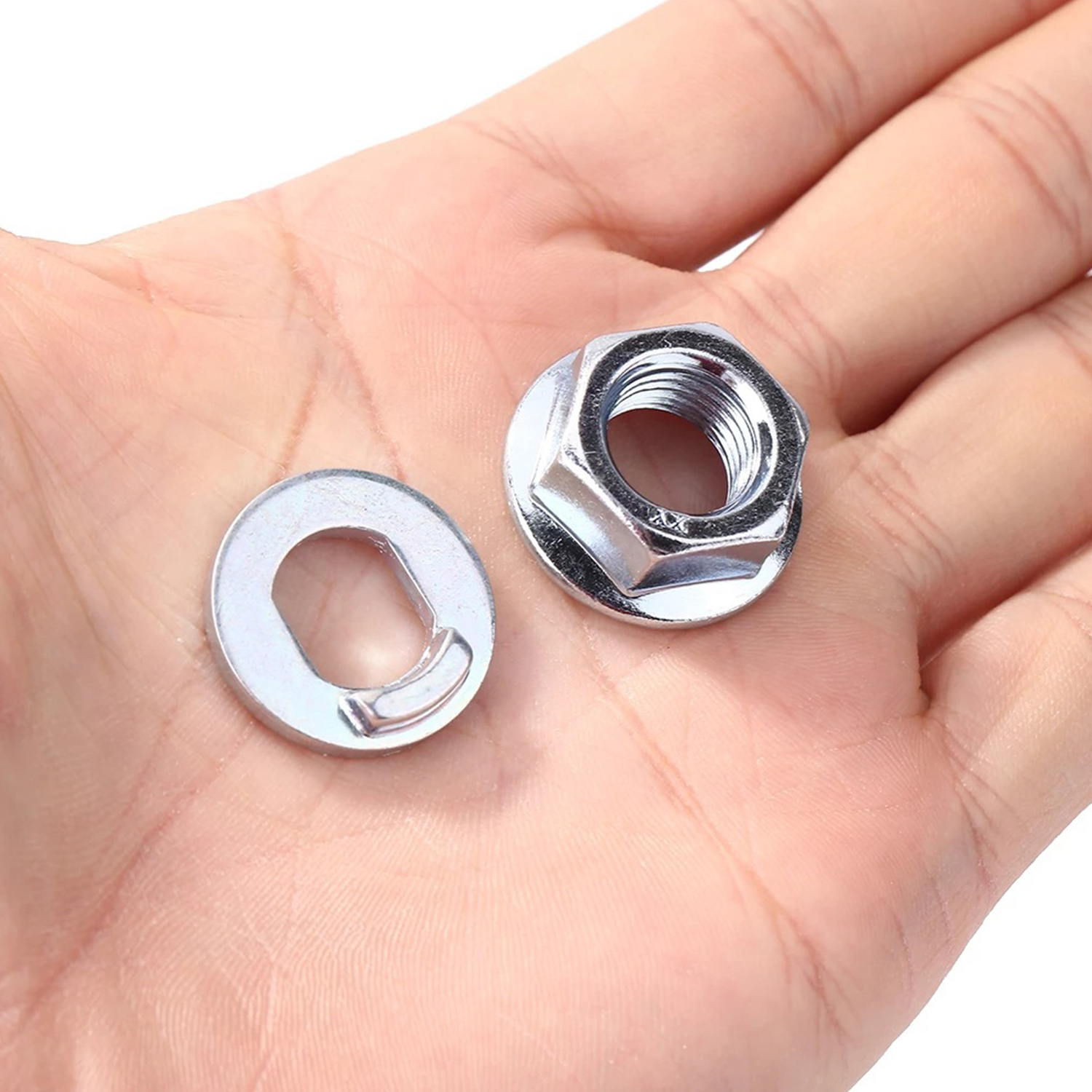 Dłoń trzyma sześciokątną nakrętkę i podkładkę ze szczeliną.