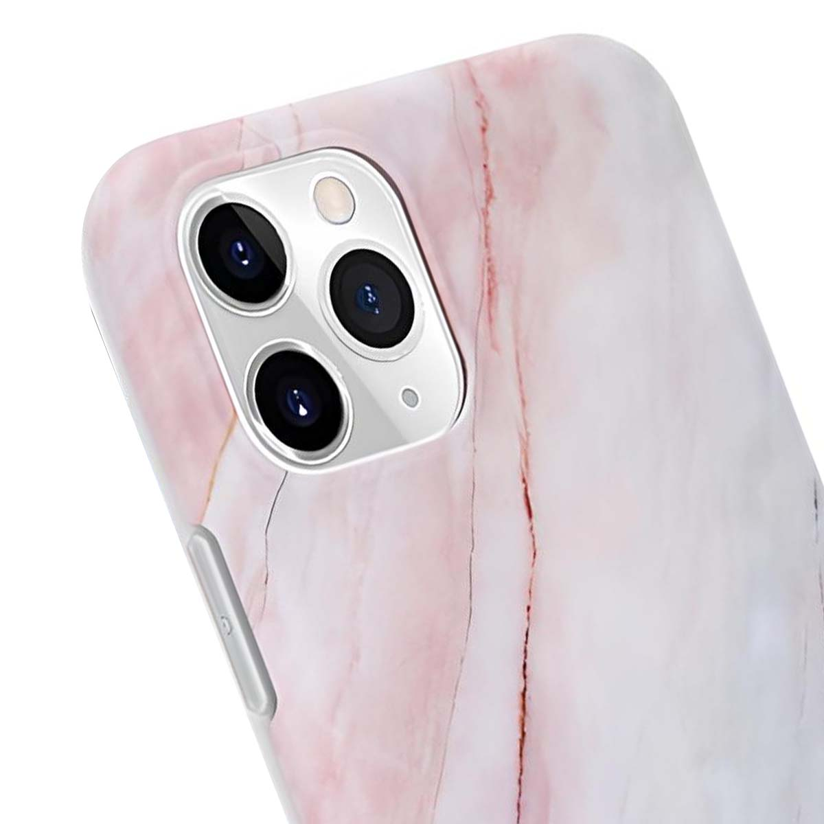 Primo piano di una cover per telefono in marmo rosa con sistema a tripla fotocamera.
