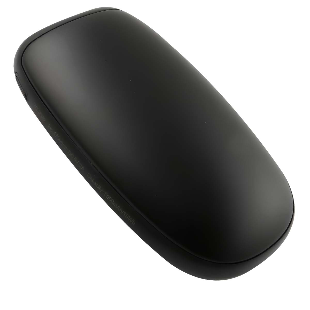 Une batterie externe noire, de forme ovale, avec texte indiquant l'entrée/sortie et la capacité.
