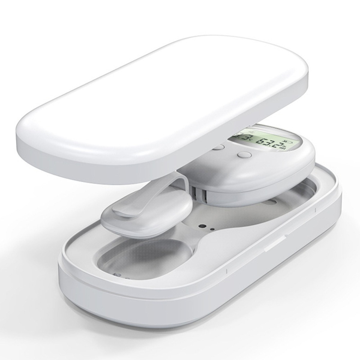 Ein weißes Digitalthermometer und seine Ladehülle sind auf weißem Hintergrund abgebildet.