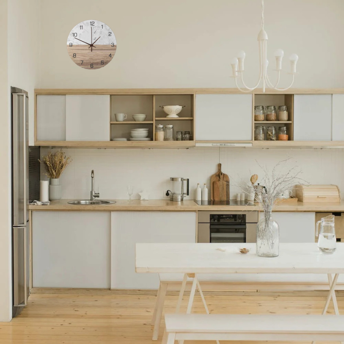Nowoczesna kuchnia z okrągłym zegarem, białymi szafkami, drewnianymi blatami i stołem.