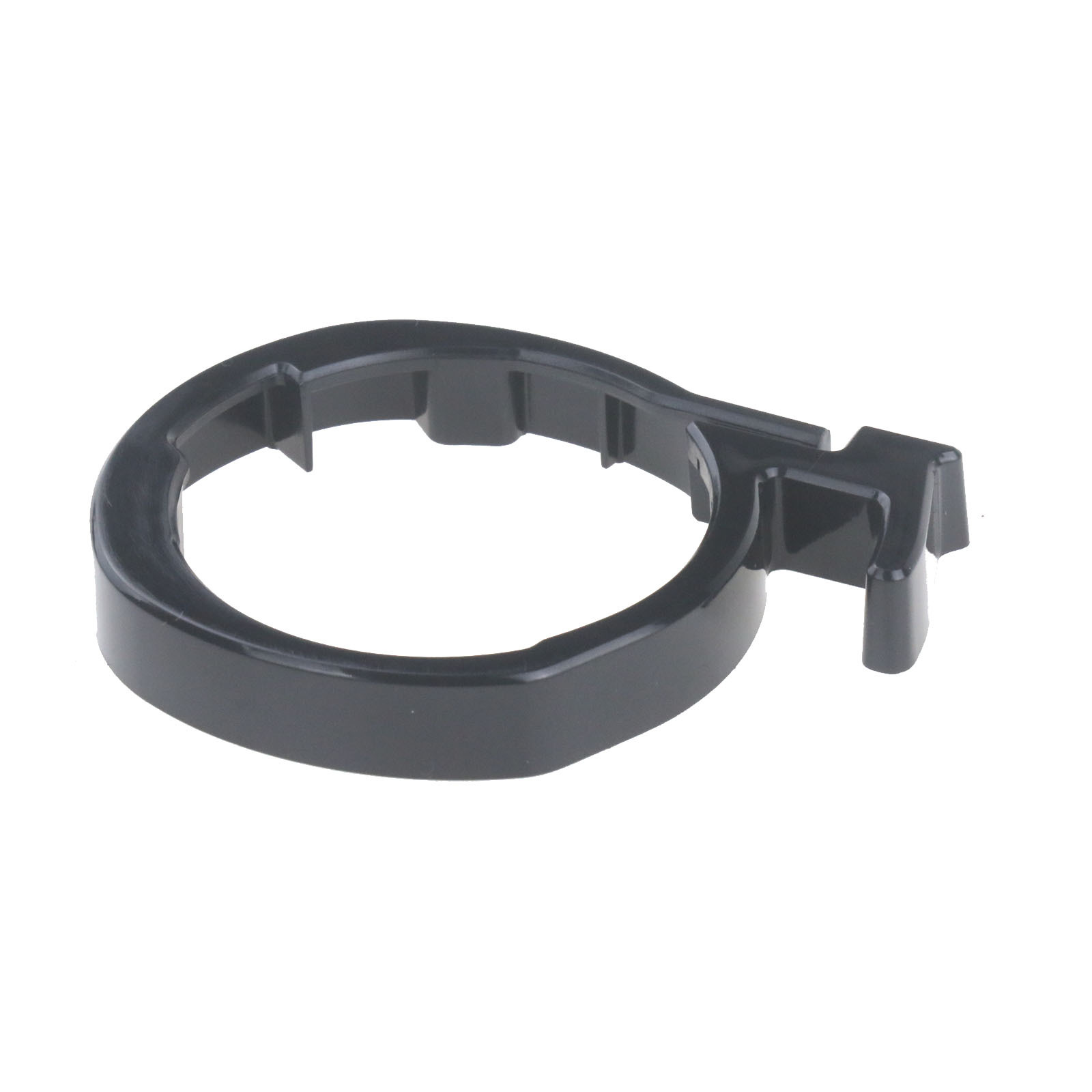 Czarny plastikowy pierścień z wycięciem i haczykiem.