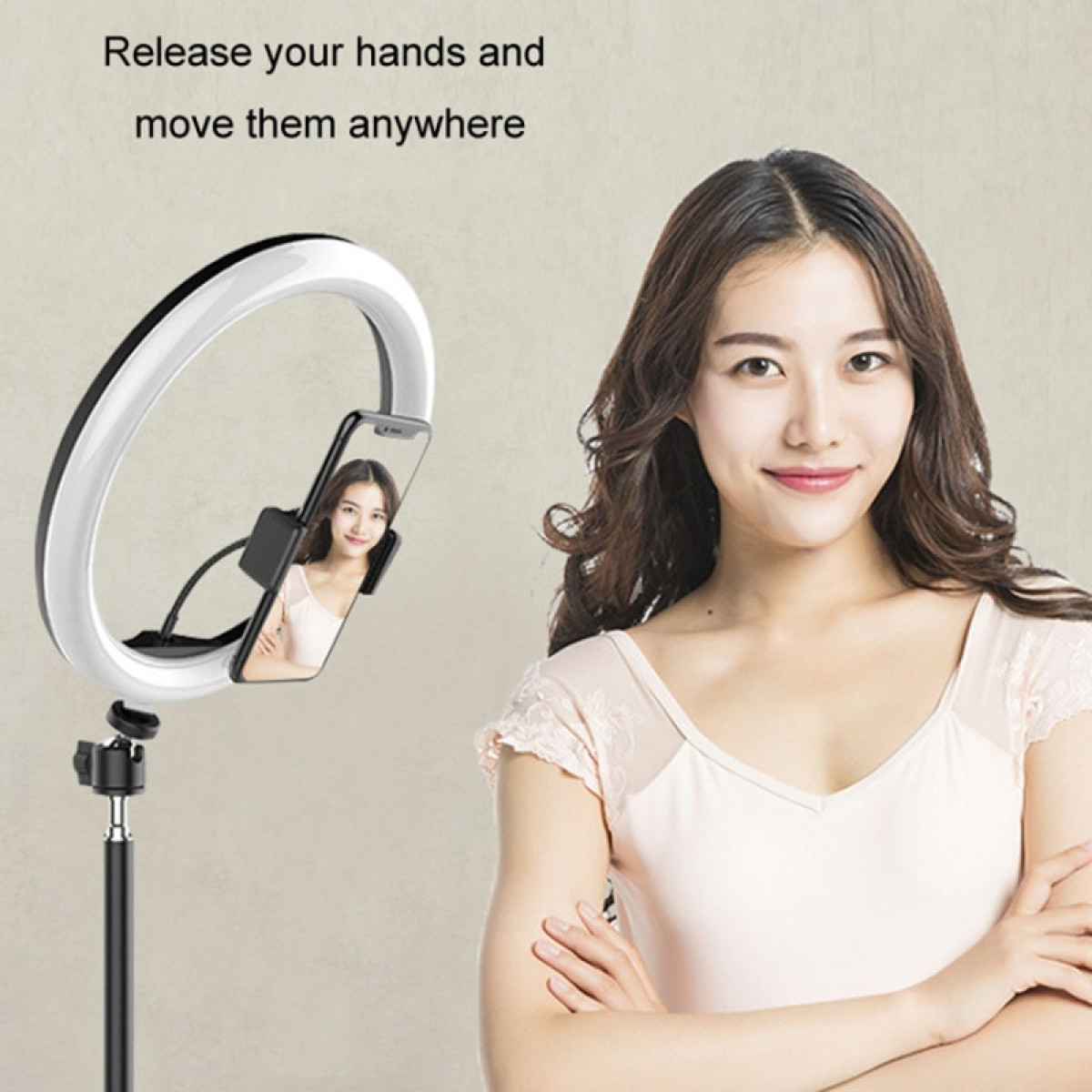 Kobieta z lampą pierścieniową i telefonem wyświetlającym jej obraz.