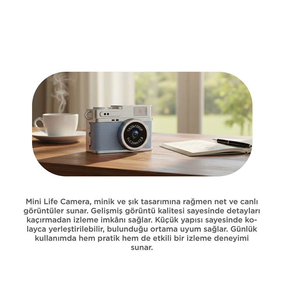 Mavi mini kamera, ahşap bir masanın üzerinde kahve fincanı ve not defteriyle duruyor.