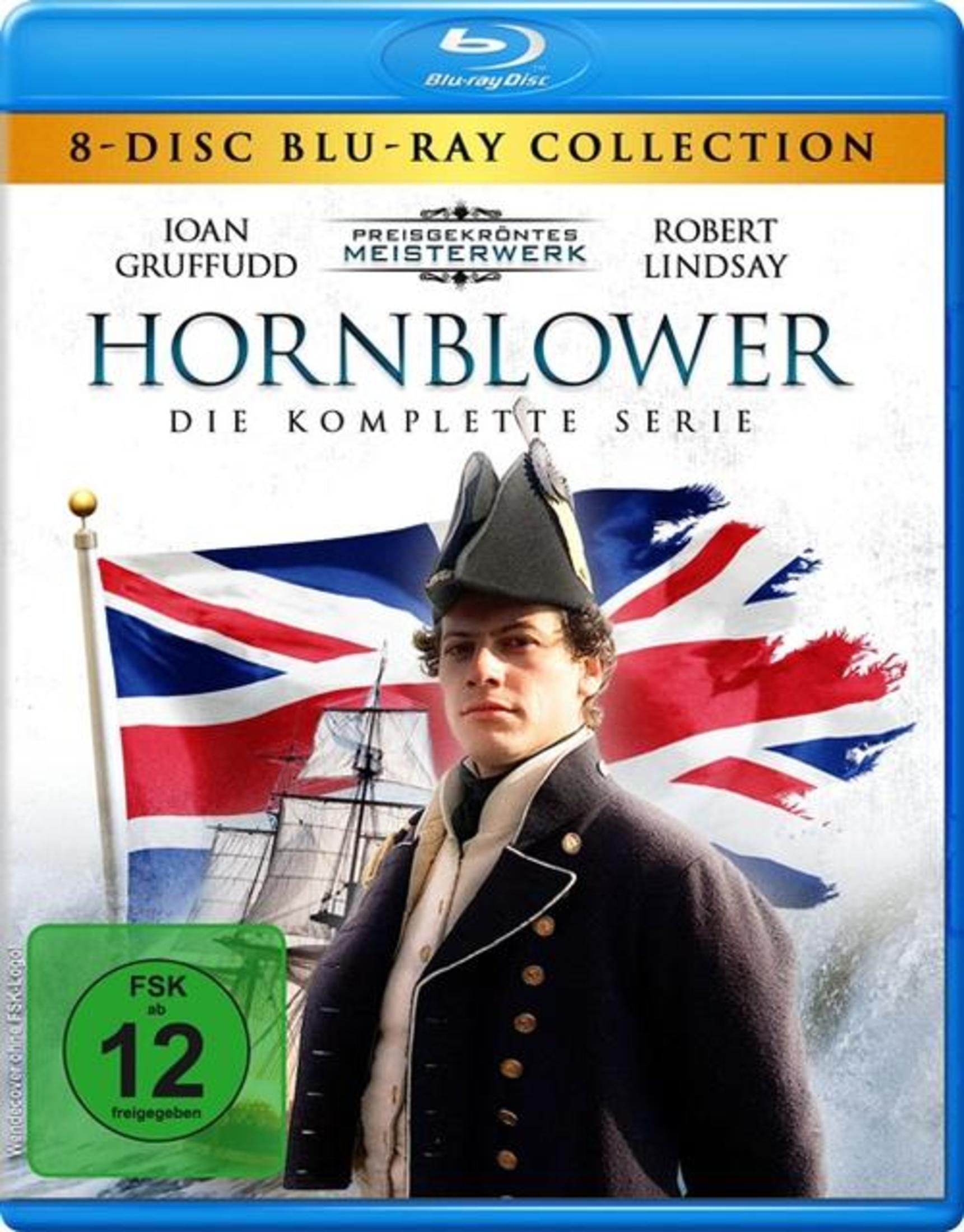 Uomo in uniforme storica davanti bandiera britannica e nave. Collezione Blu-ray.