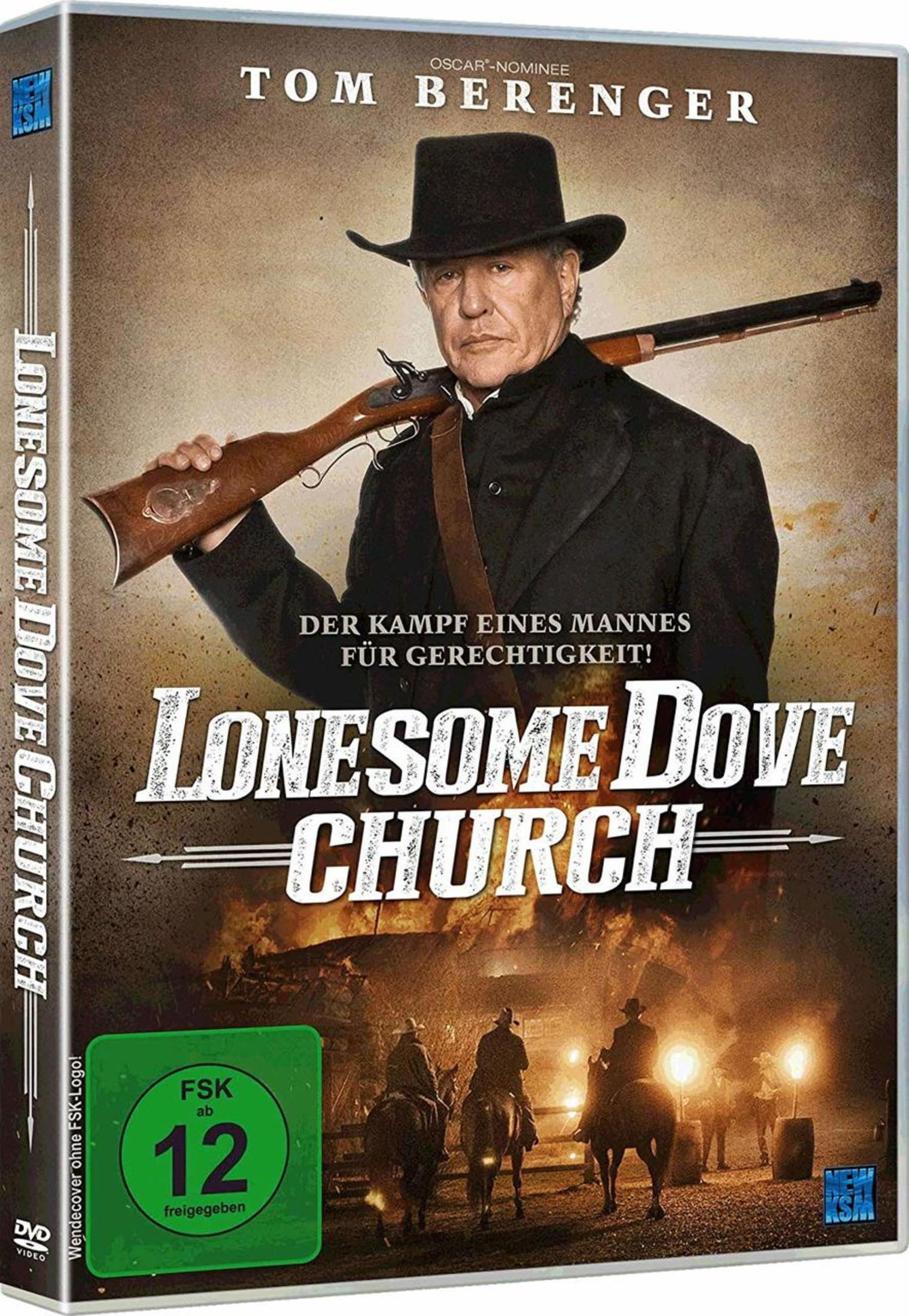 Tom Berenger mit Gewehr, Mann zu Pferd im Hintergrund.