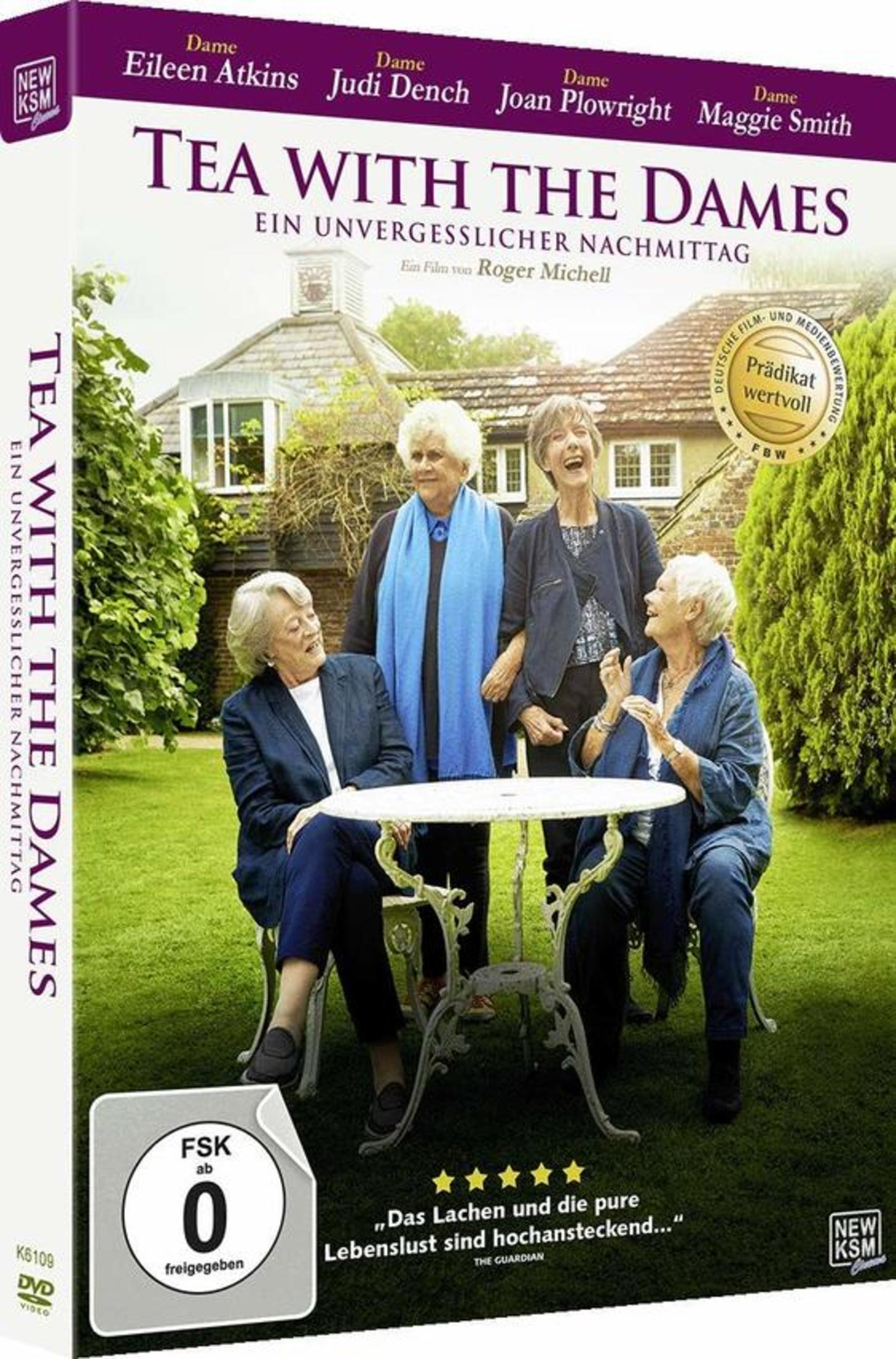 Quattro anziane signore sedute in giardino a un tavolo. Il film "Tea with the Dames".