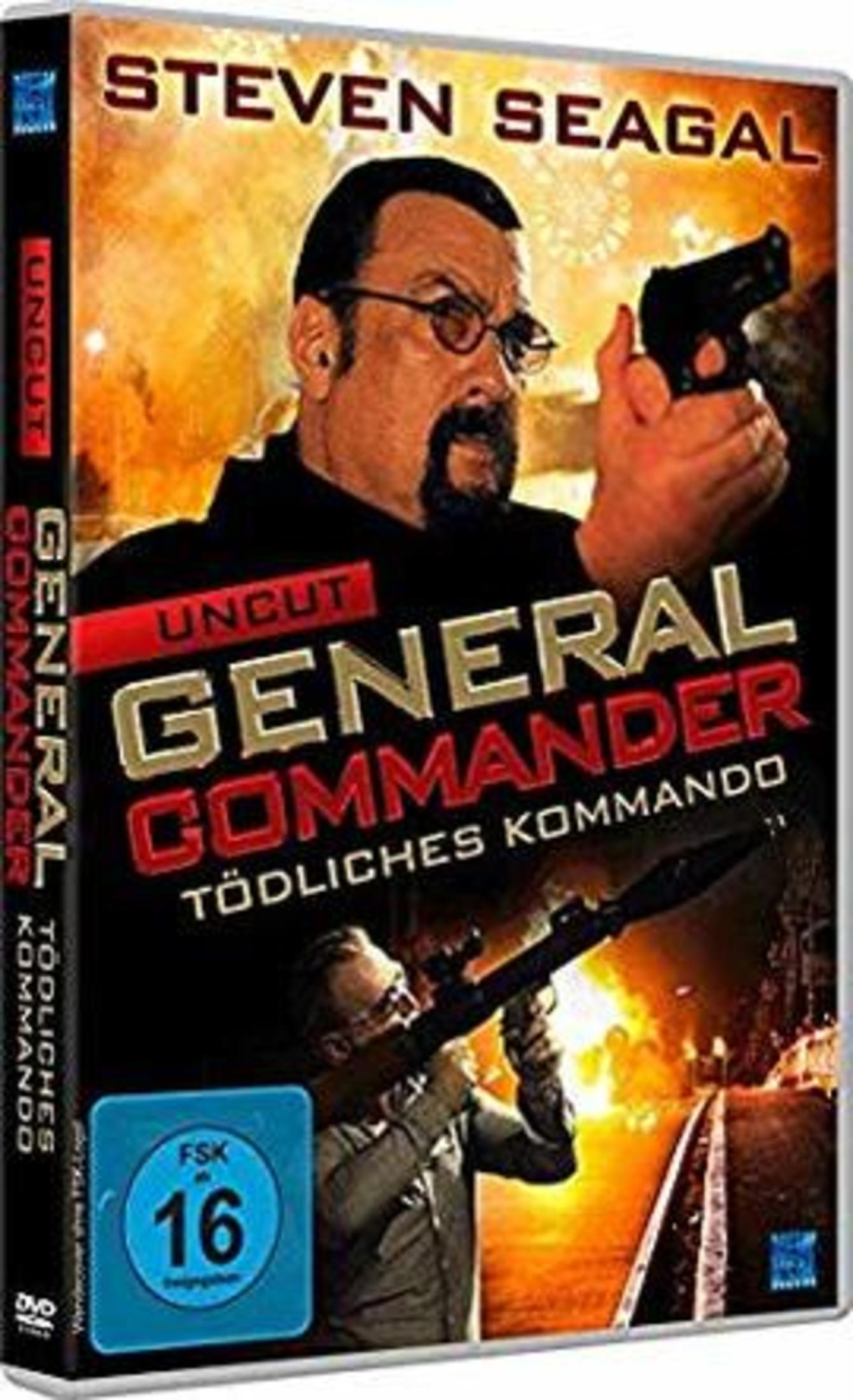 Steven Seagal tiene una pistola. Copertina DVD General Commander con esplosioni.