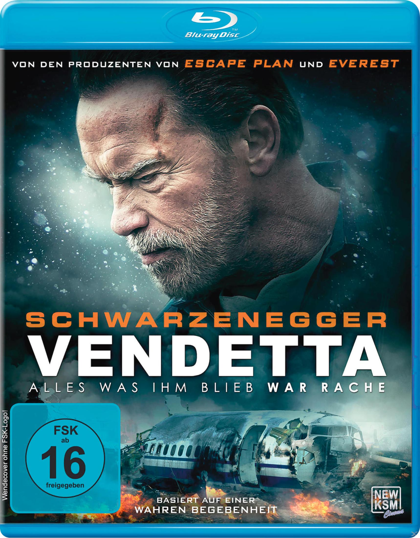 Arnold Schwarzenegger come angelo della vendetta davanti a un relitto d'aereo in fiamme.