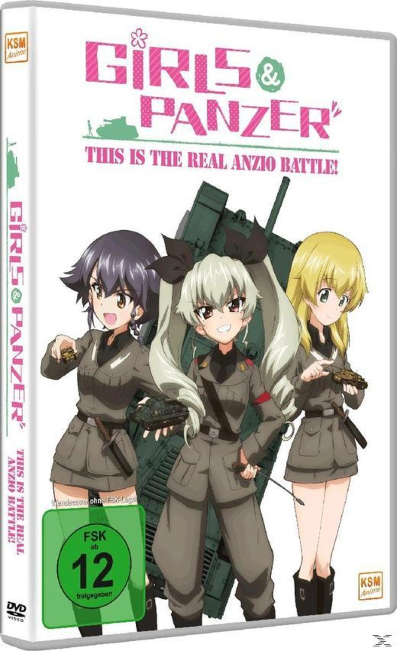 Tre ragazze anime in uniforme davanti a un carro armato. Logo "Girls & Panzer".
