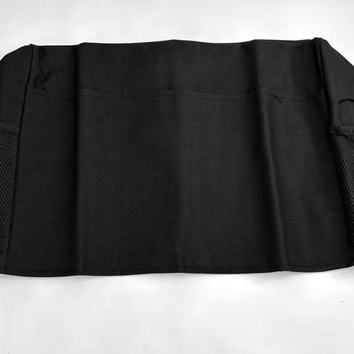 Organizador de tela negro con bolsillos laterales de malla y bolsillos cosidos.