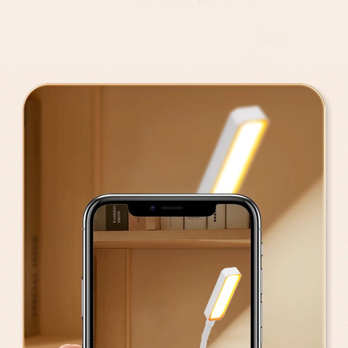 Telefon wyświetla miniaturową białą lampkę LED na półce z książkami.