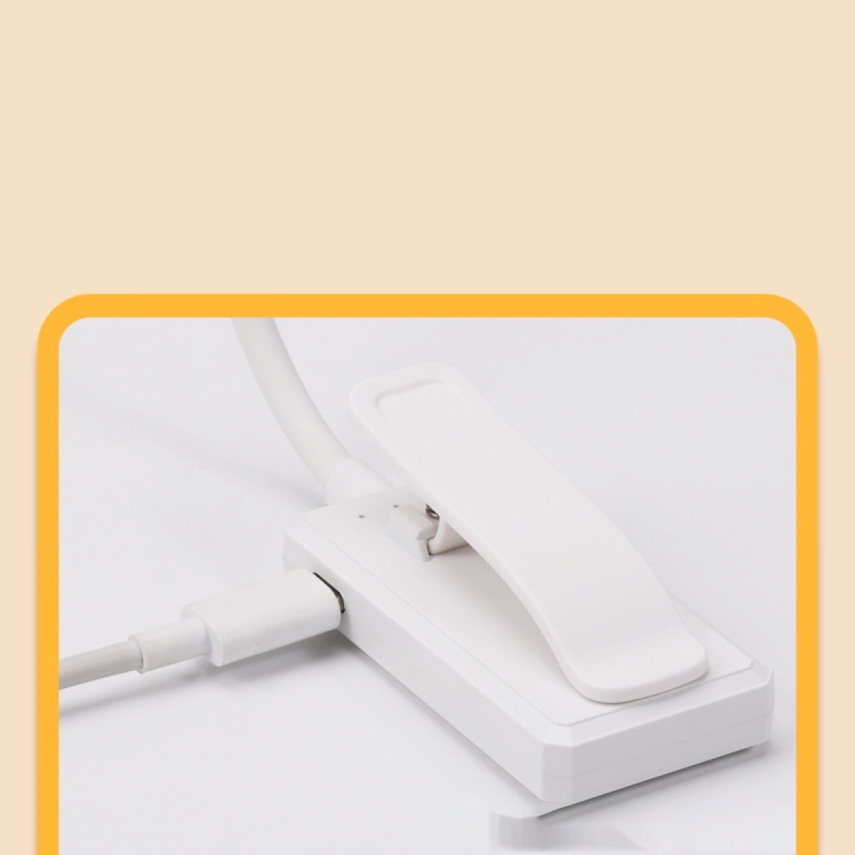 Biały kabel ładujący podłączony do białego klipsa z portem USB.