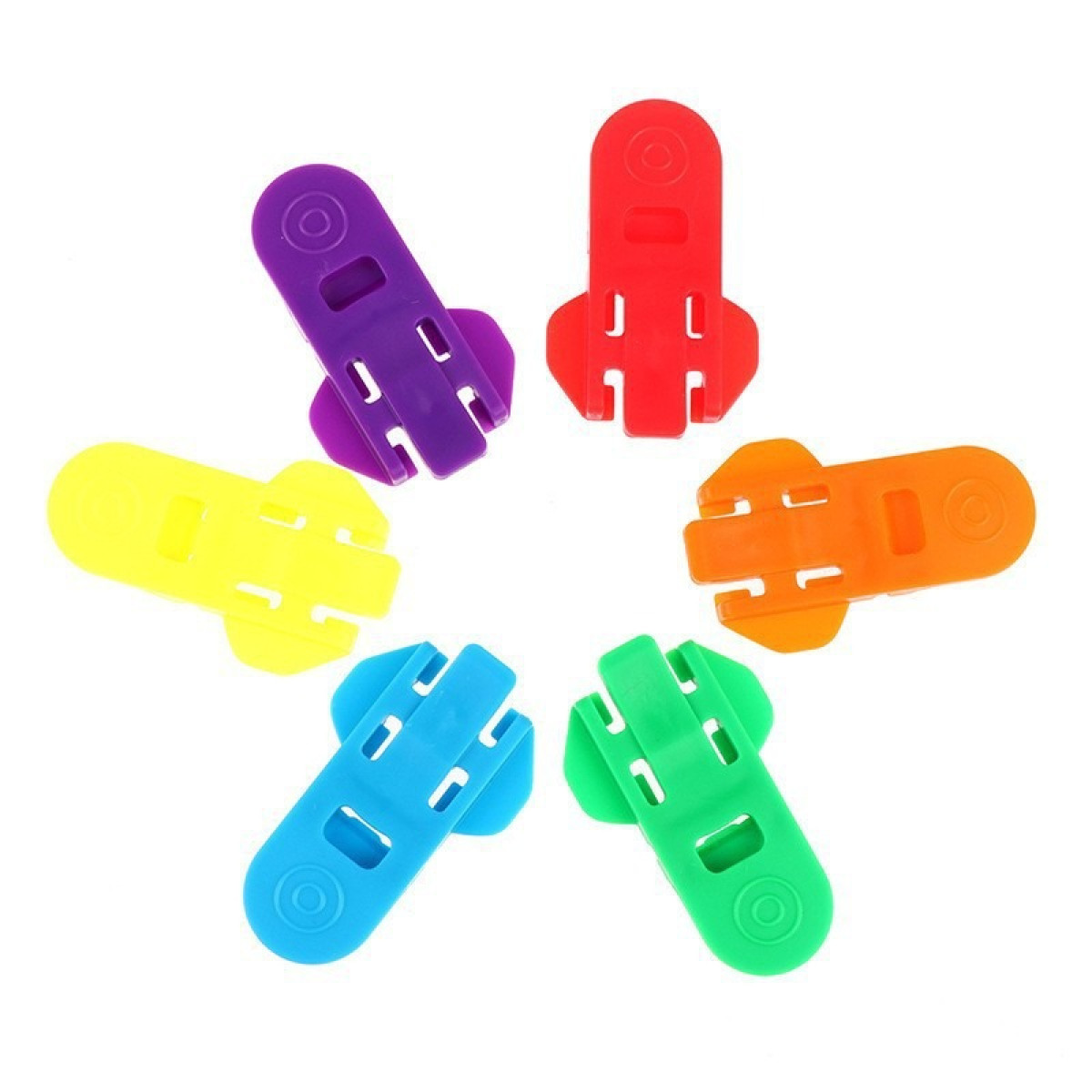 Sechs bunte Plastik-Dosenöffner, kreisförmig auf weißem Hintergrund angeordnet.