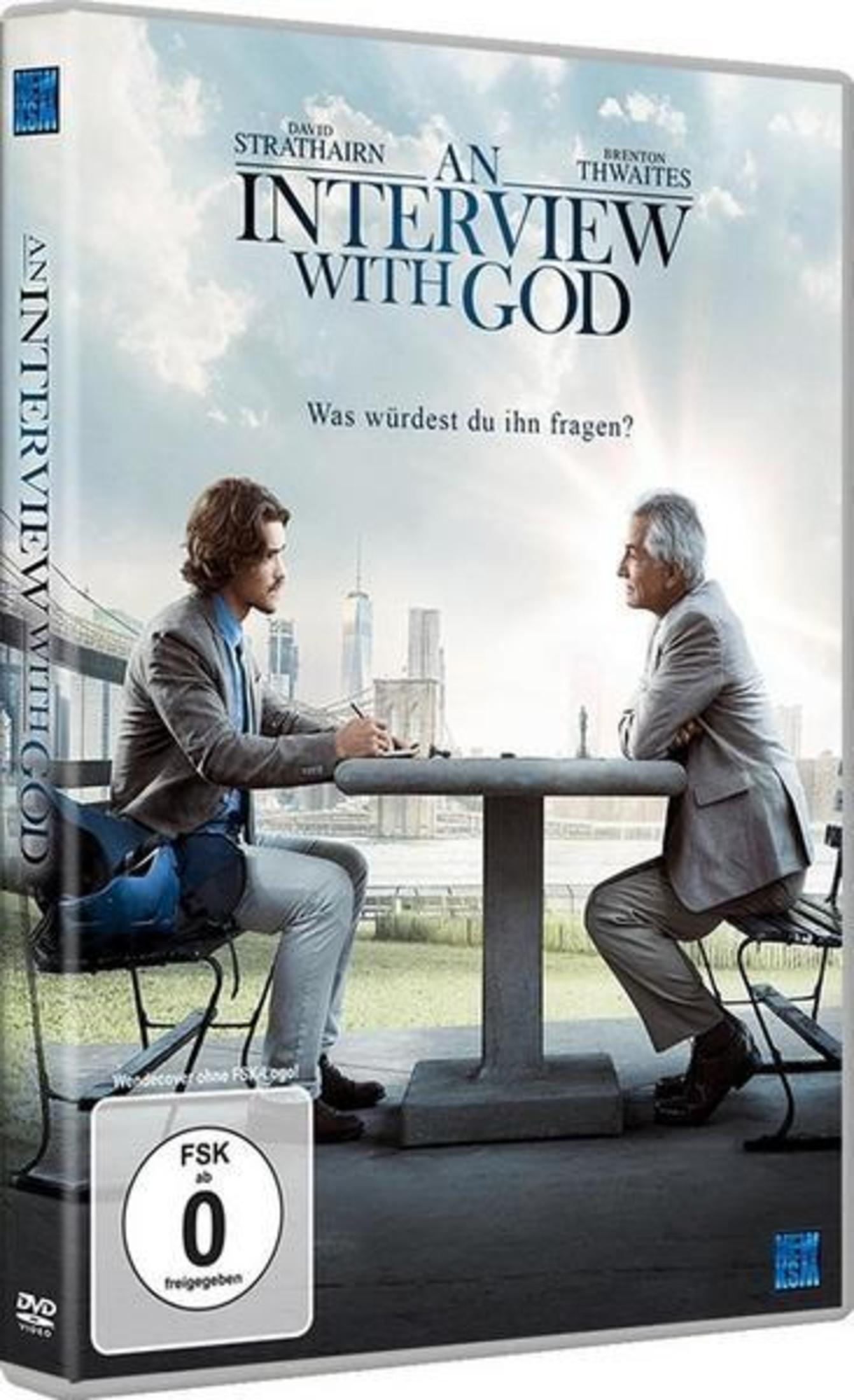 Due uomini seduti a un tavolo all'aperto, conversano. Poster di 'An Interview with God'.
