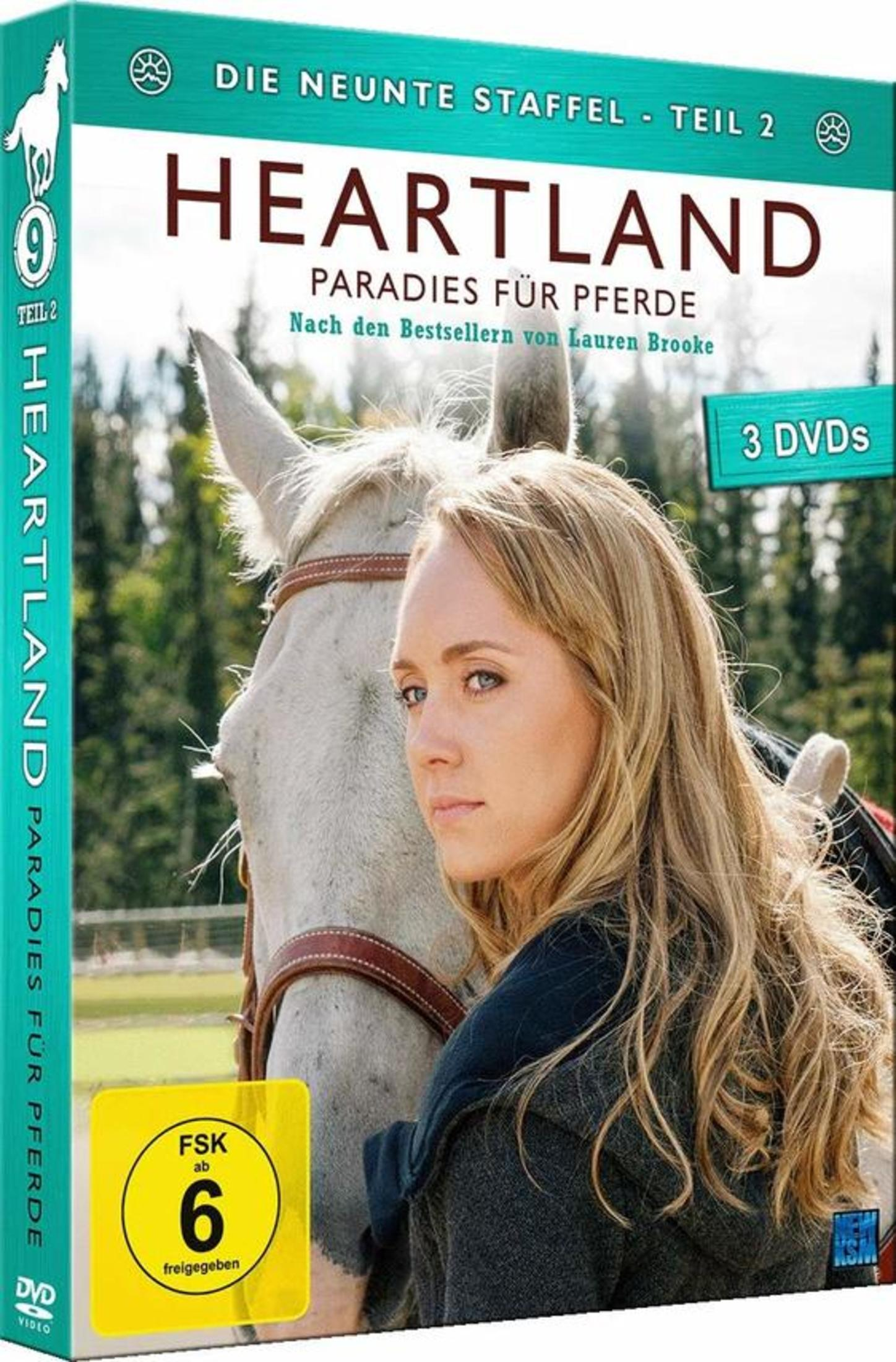 Una giovane donna bionda accanto a un cavallo bianco. Titolo: Heartland Stagione 9 Parte 2.