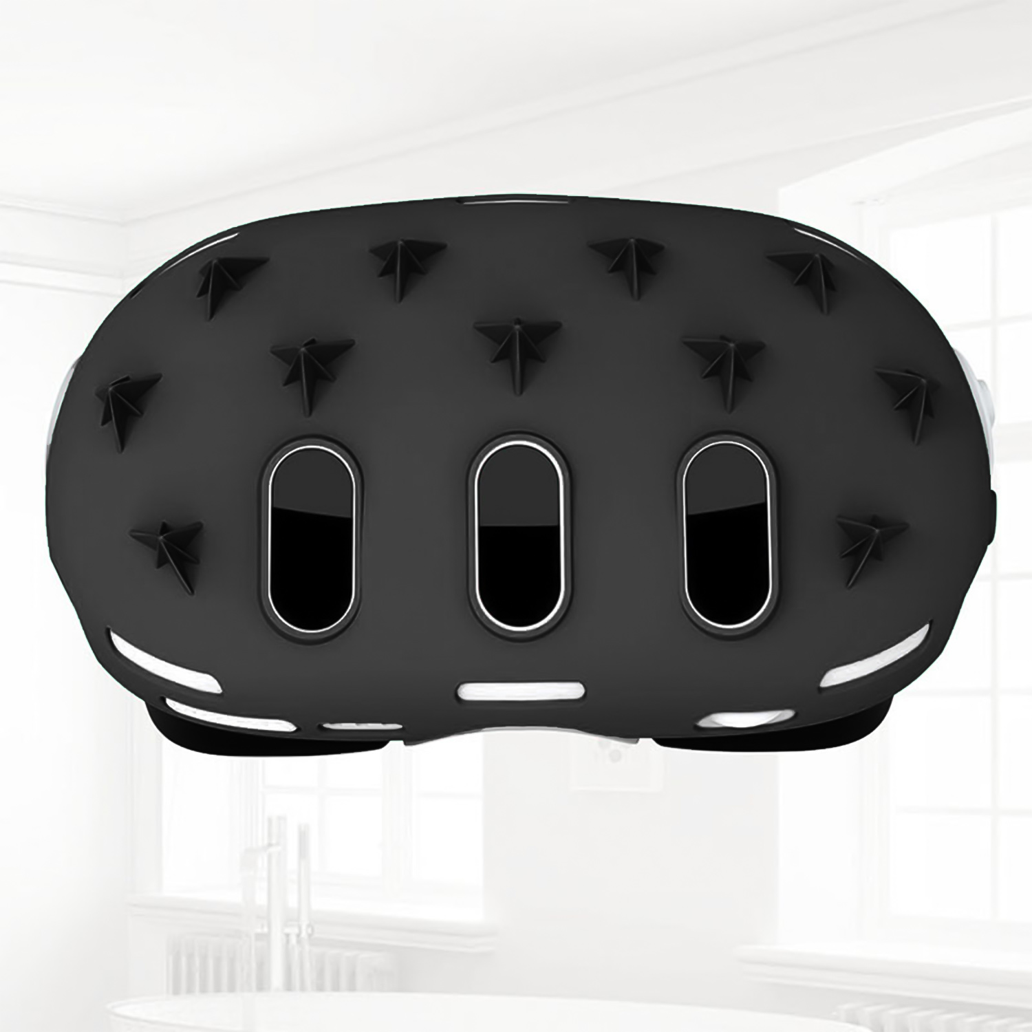 Czarny kask z kolcami i białymi akcentami, prezentowany na rozmytym tle wewnątrz.