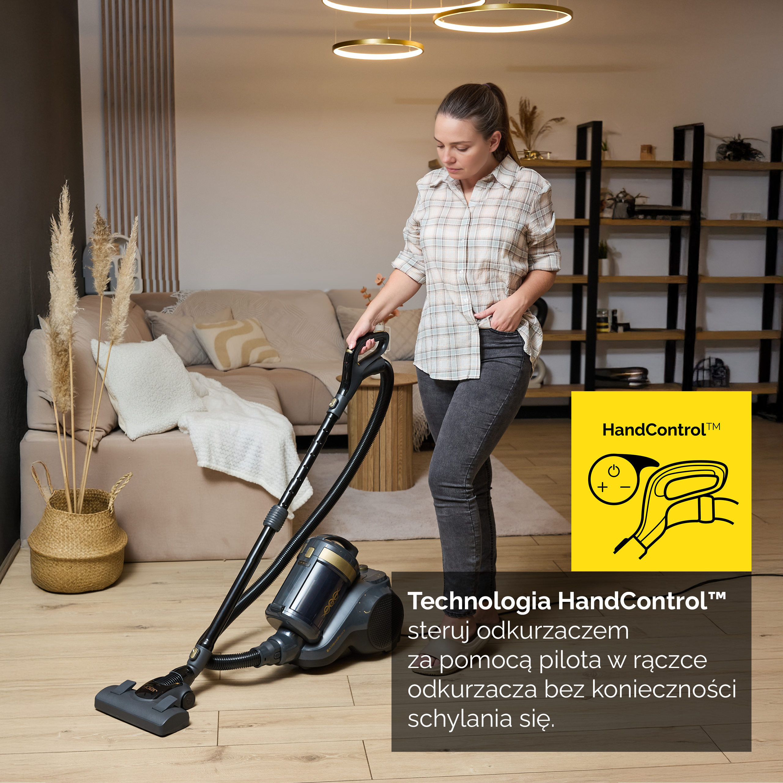 Kobieta odkurza w nowoczesnym salonie. Logo pokazuje sterowanie ręczne. Beżowa kanapa, rośliny.