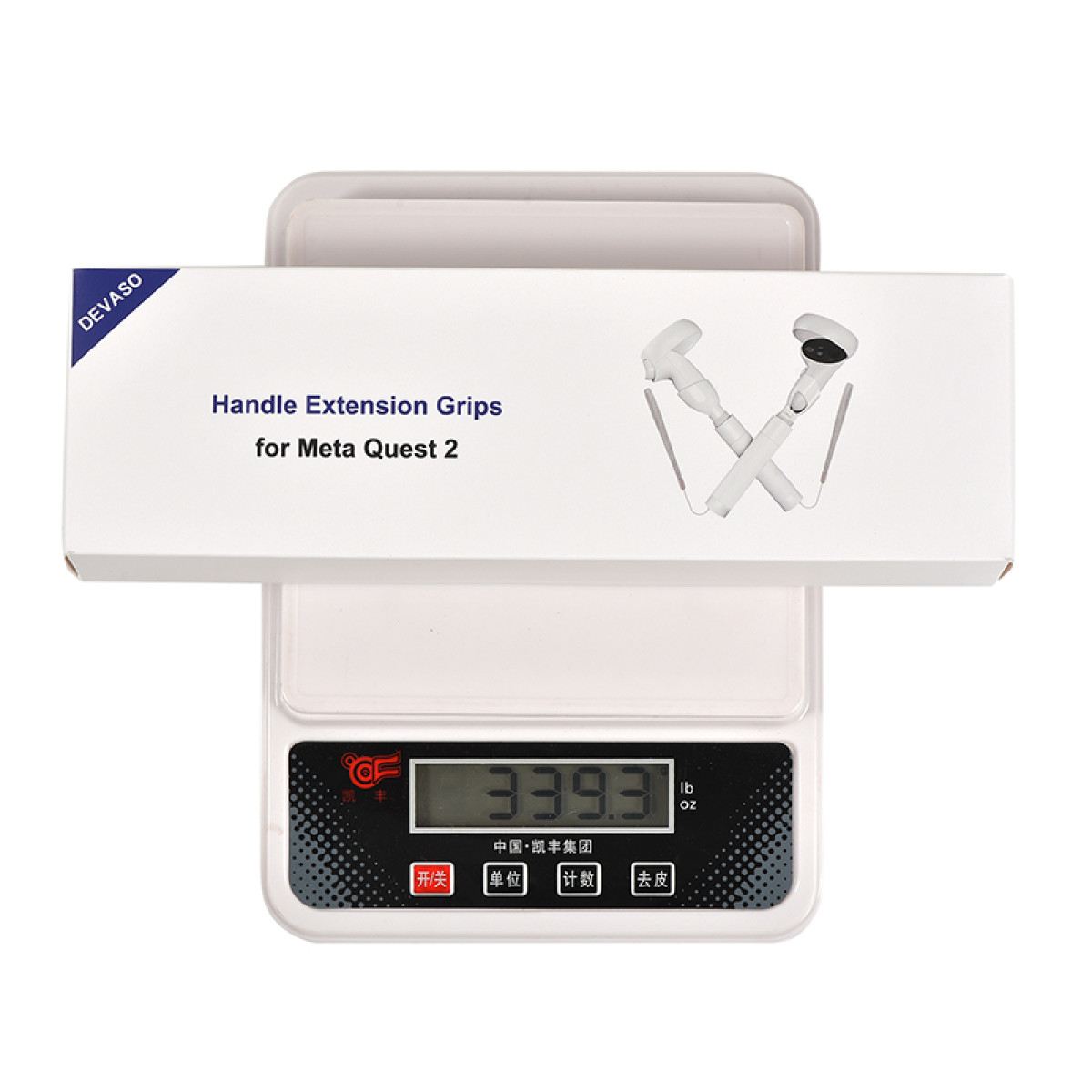 Biała waga cyfrowa pokazuje 339,3 uncji, trzymając pudełko uchwytów Meta Quest 2.