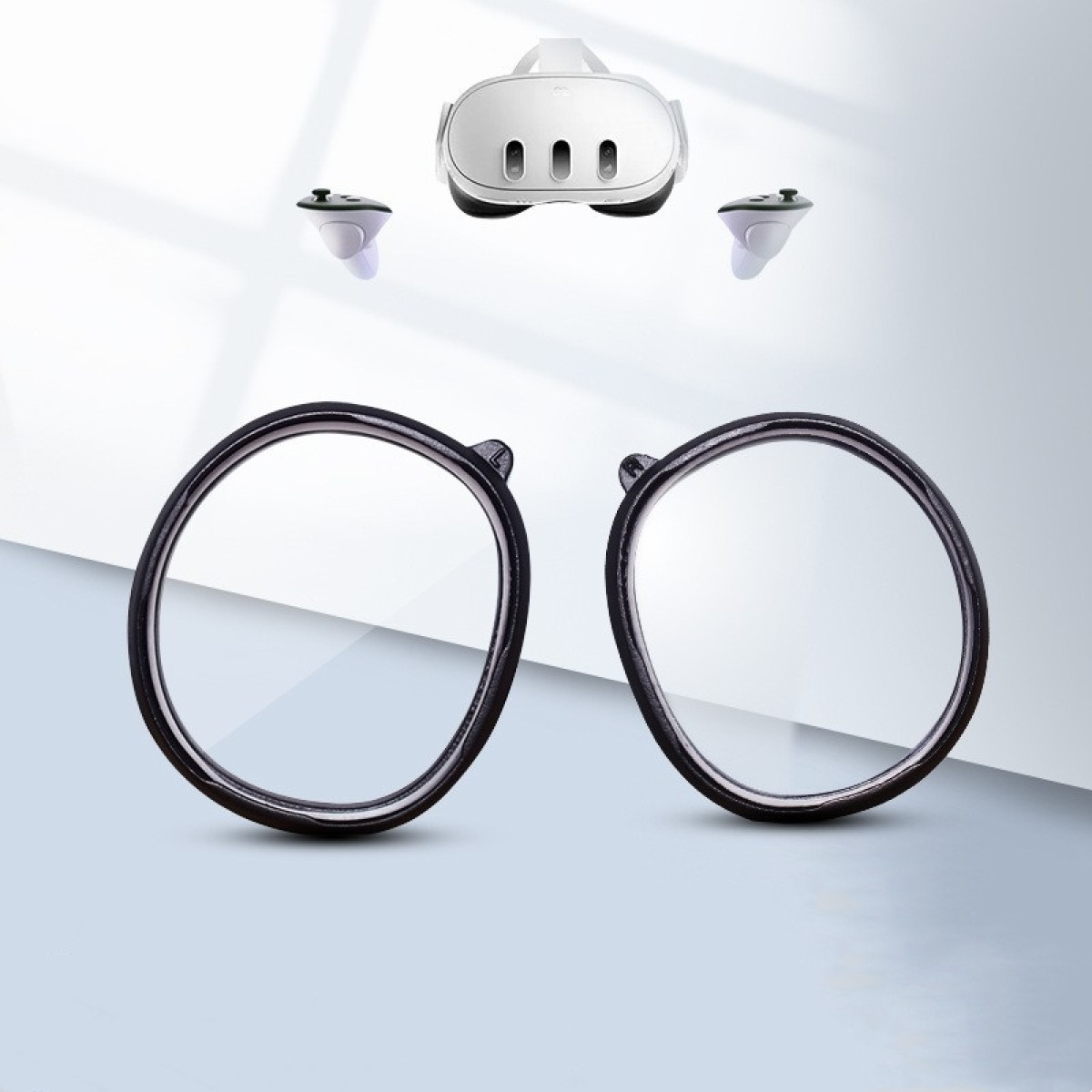 Biały zestaw VR z dwoma kontrolerami i dwiema osłonami soczewek.