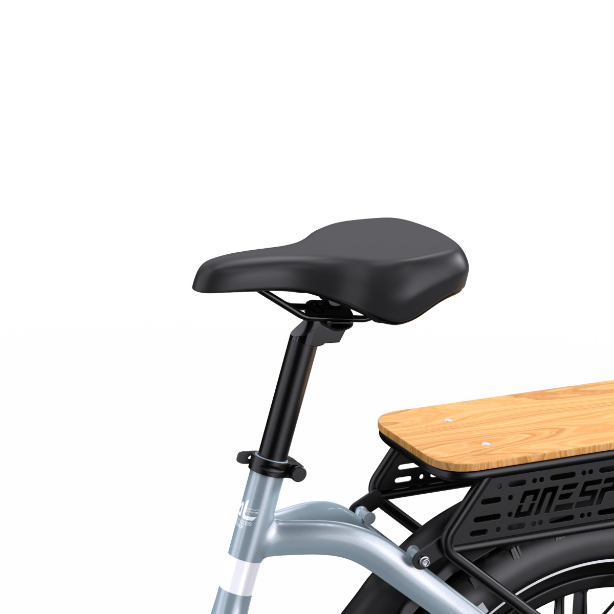 Zbliżenie czarnego siodełka roweru i drewnianego bagażnika.