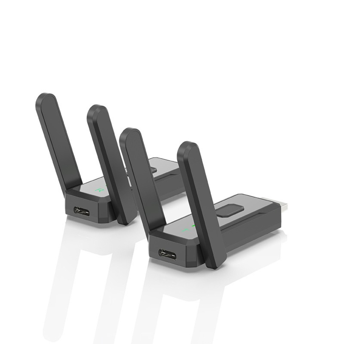 Zwei schwarze USB-Adapter mit Antennen stehen nebeneinander auf weißem Hintergrund.