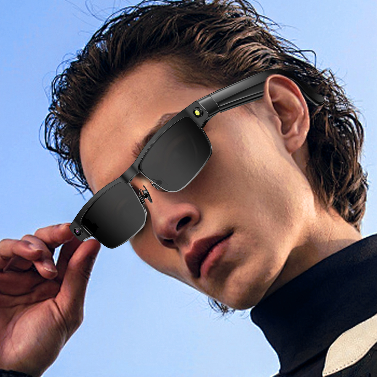 Osoba nosząca inteligentne okulary na tle niebieskiego nieba.