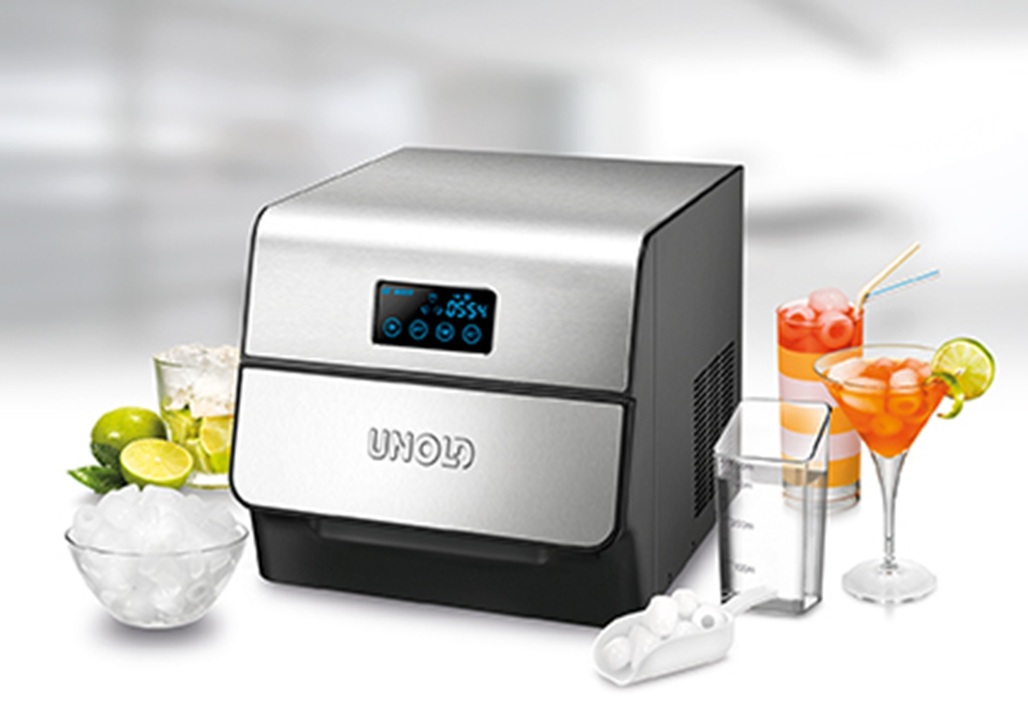 Zestaw maszyny do lodu Unold z kostkami lodu, dodatkami i koktajlami.