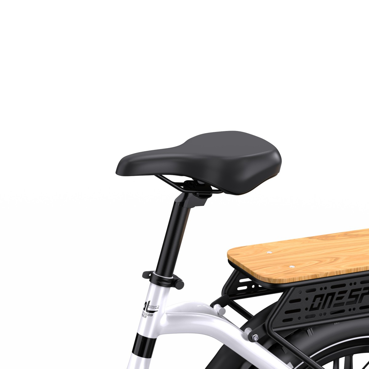 Zbliżenie białego siodełka roweru elektrycznego i drewnianego bagażnika na białym tle.