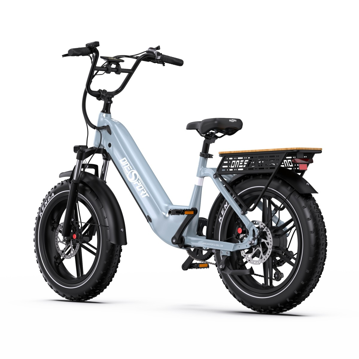 Jasnoniebieski rower elektryczny fat bike z czarnym siodełkiem, kierownicą i błotnikami.