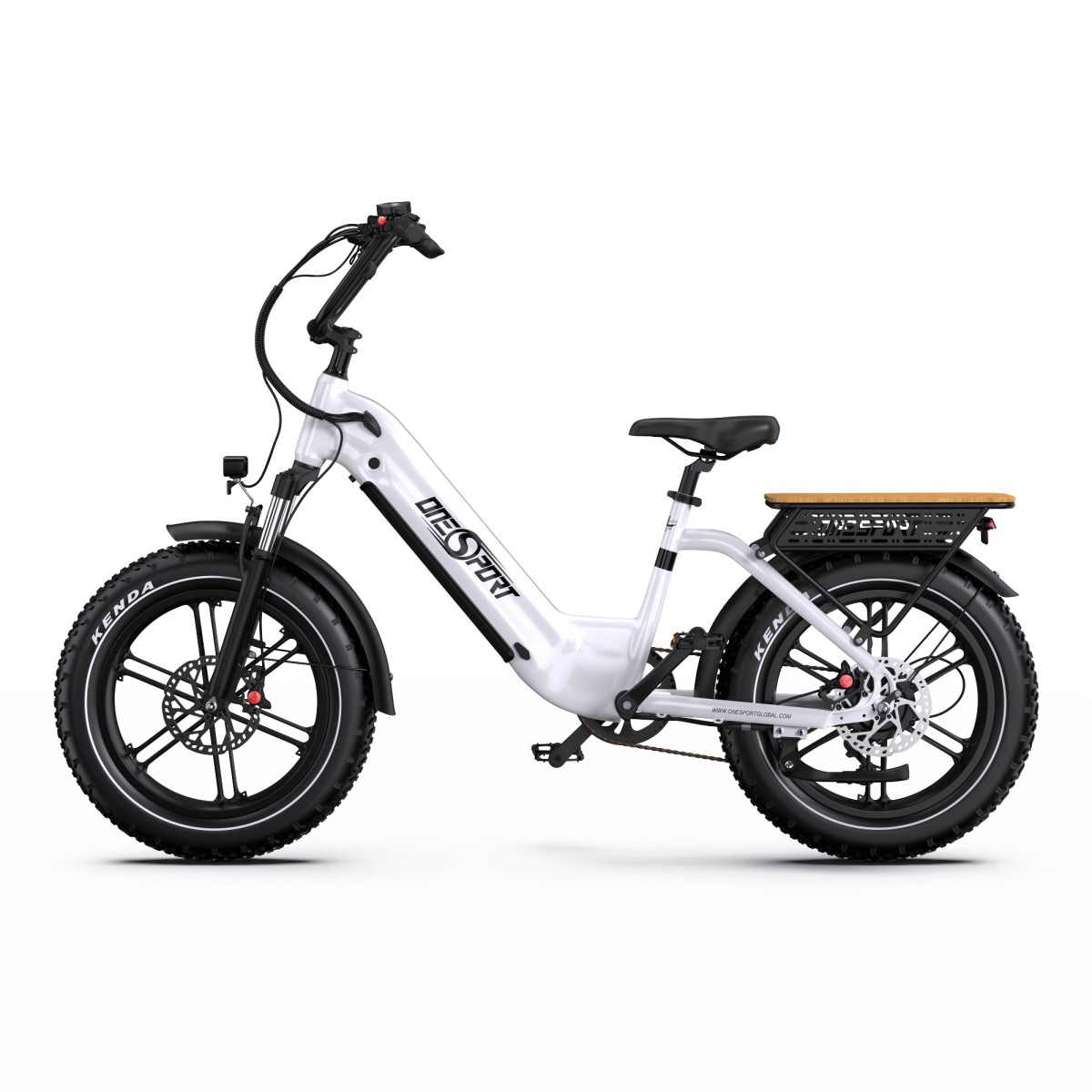 Una bici elettrica bianca con pneumatici larghi, portapacchi e sedile in legno.