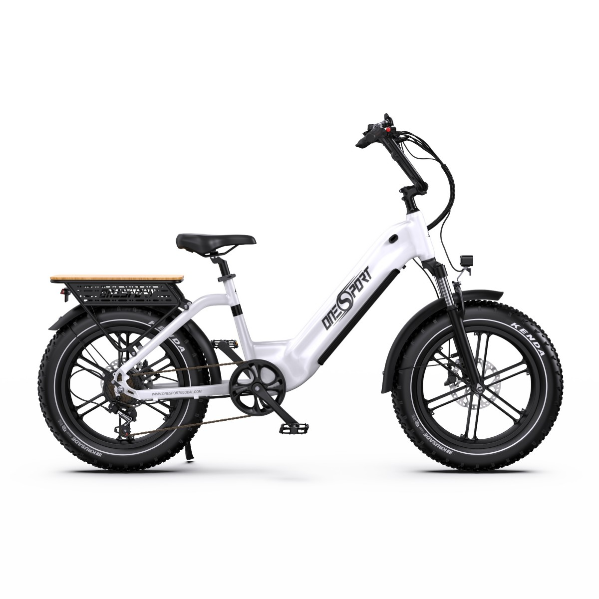 Bicicletta elettrica bianca con copertoni larghi e portapacchi in legno.