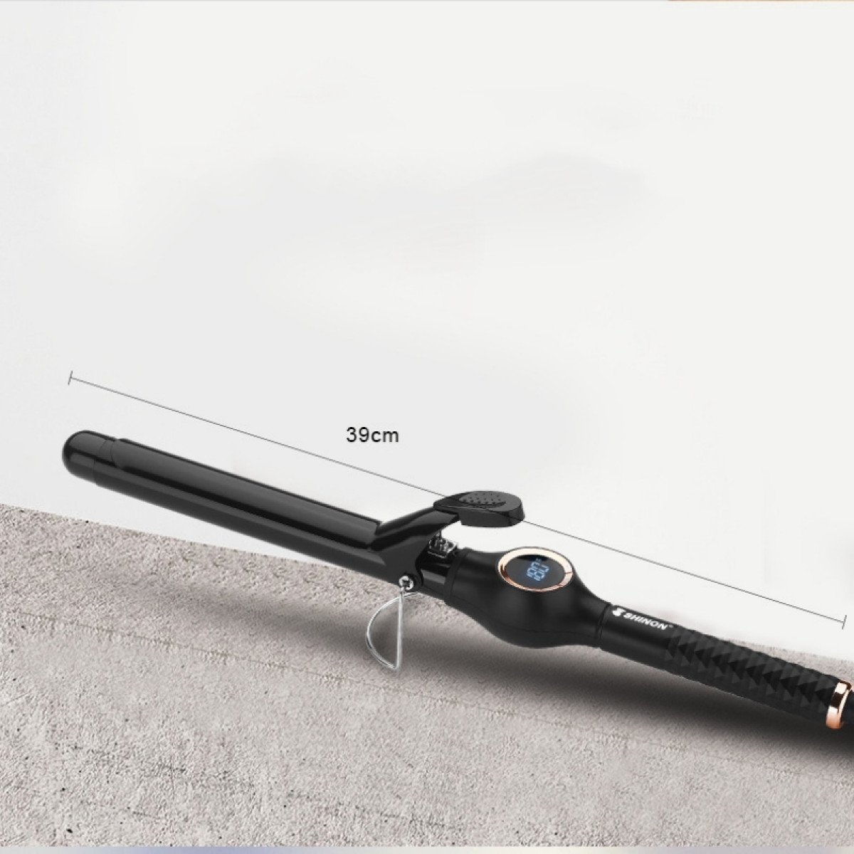 Czarna lokówka z cyfrowym wyświetlaczem i wskaźnikiem długości 39cm.