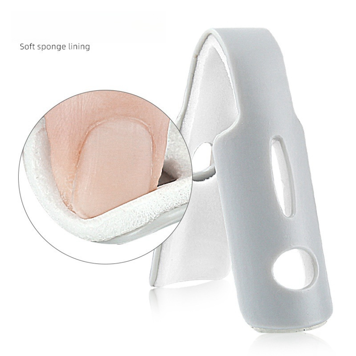 Zbliżenie palca naciskającego na miękką białą wyściółkę z gąbki szarego urządzenia.